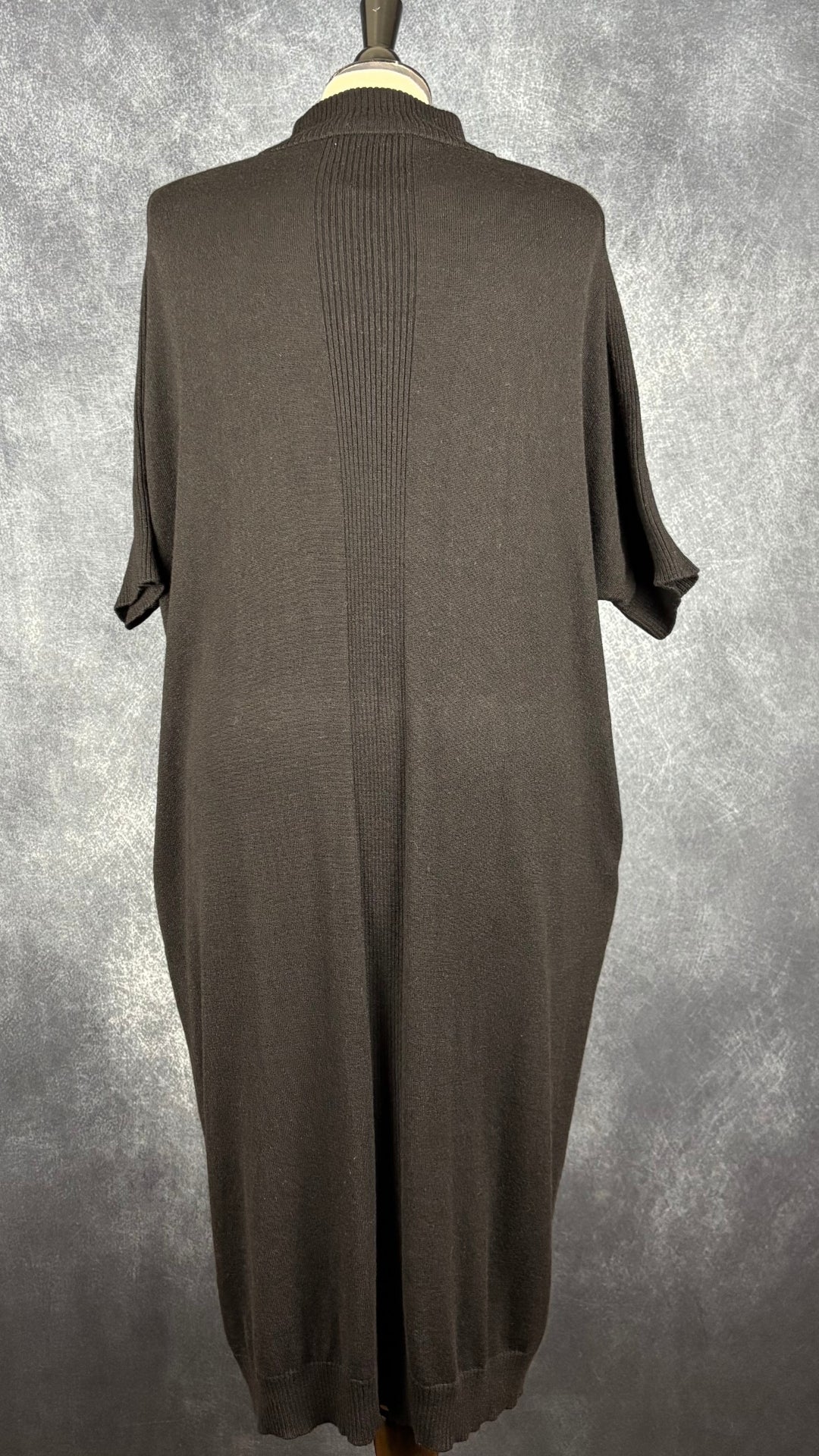 Robe mi-longue en tricot noir avec poches en mélange de laine mérinos Denis Gagnon + Edito par Simons, taille m/l. Vue de dos.