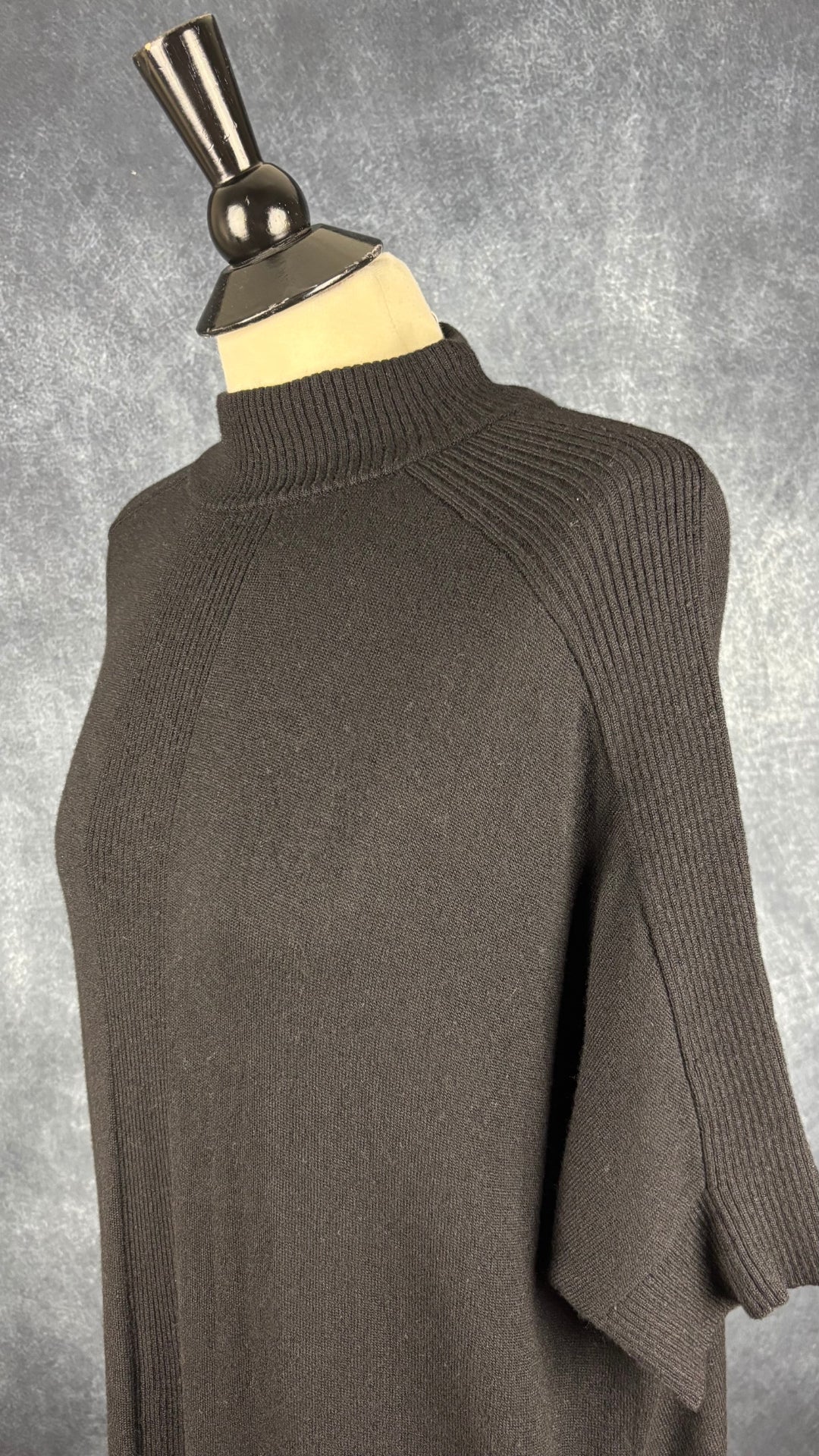 Robe mi-longue en tricot noir avec poches en mélange de laine mérinos Denis Gagnon + Edito par Simons, taille m/l. Vue de l'encolure.