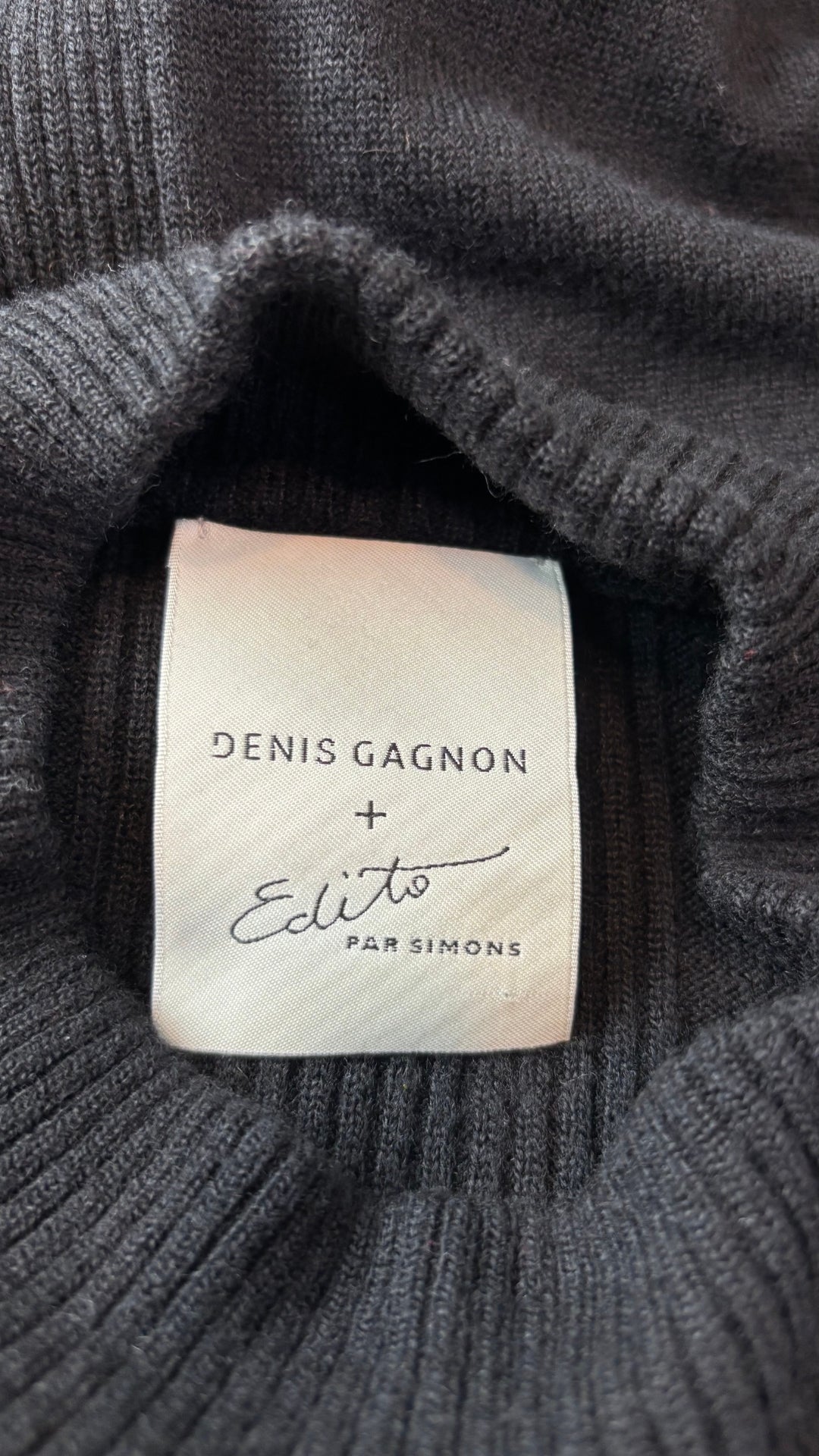 Robe mi-longue en tricot noir avec poches en mélange de laine mérinos Denis Gagnon + Edito par Simons, taille m/l. Vue de l'étiquette.
