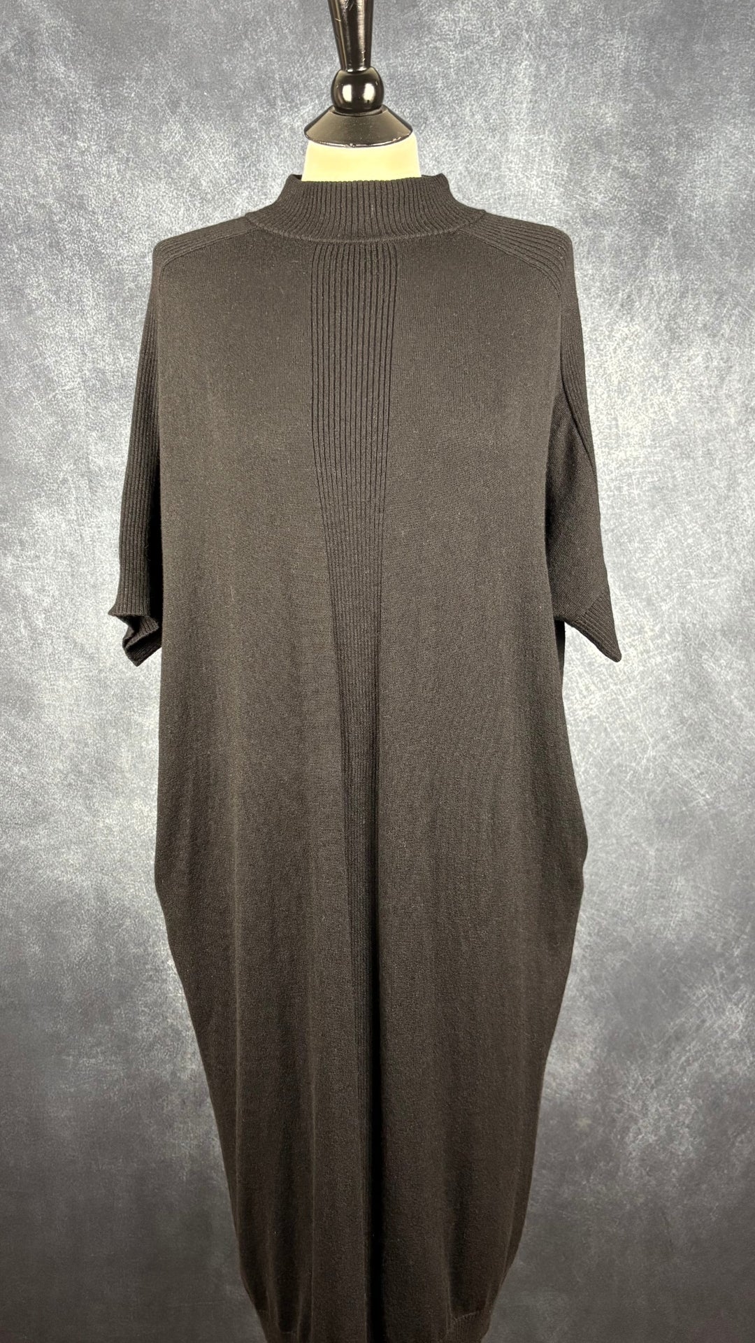 Robe mi-longue en tricot noir avec poches en mélange de laine mérinos Denis Gagnon + Edito par Simons, taille m/l. Vue de face.