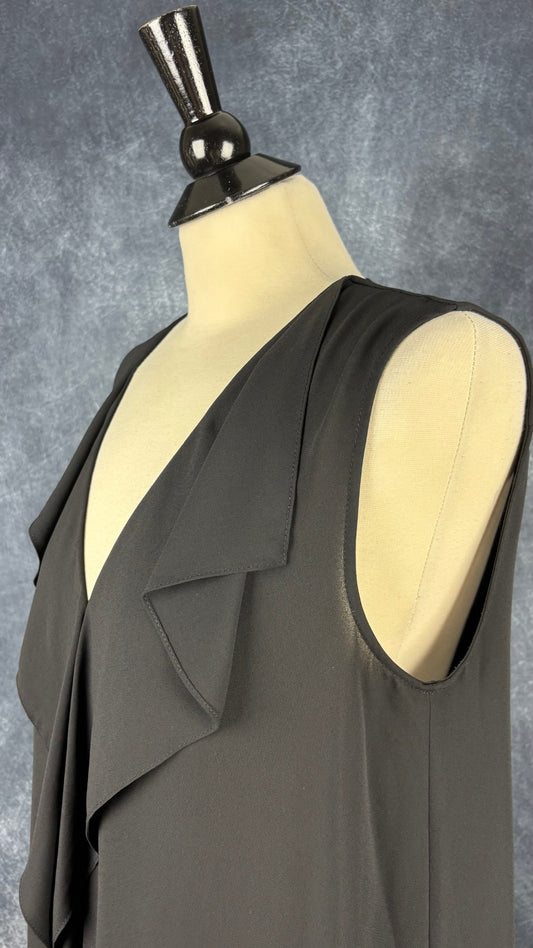 Robe noire à volant central BCBG MaxAzria, taille medium. Vue de l'encolure.