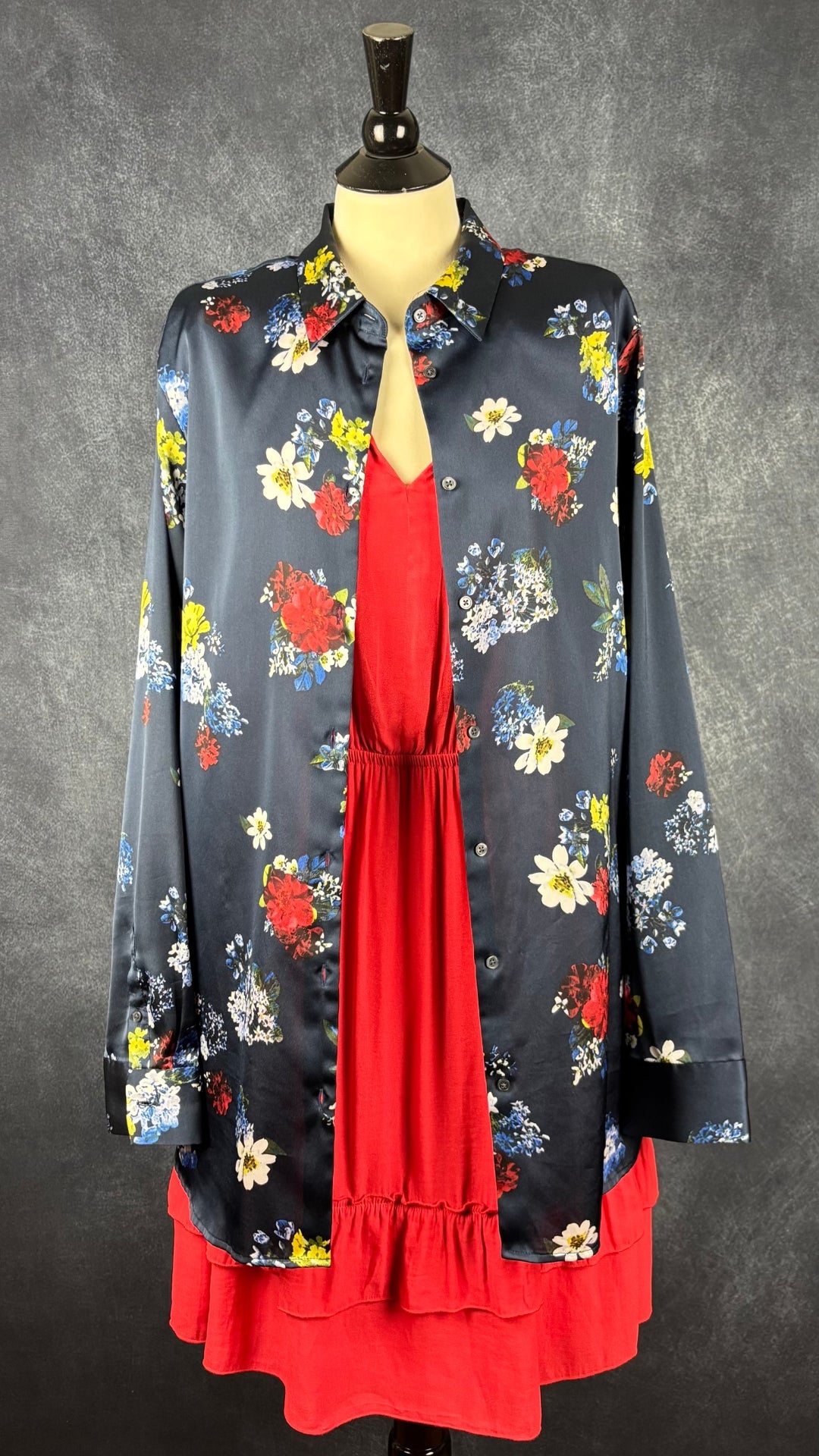 Robe orangée à volants Tristan, taille large. Vue de l'agencement avec le chemisier floral Banana Republic.