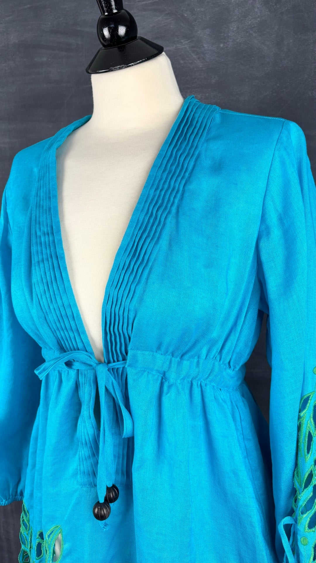 Robe de plage en lin turquoise Diane von Furstenberg, taille small. Vue de l'encolure.