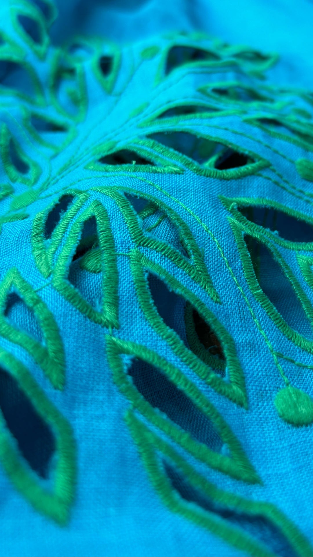 Robe de plage en lin turquoise Diane von Furstenberg, taille small. Vue de près du tissu.