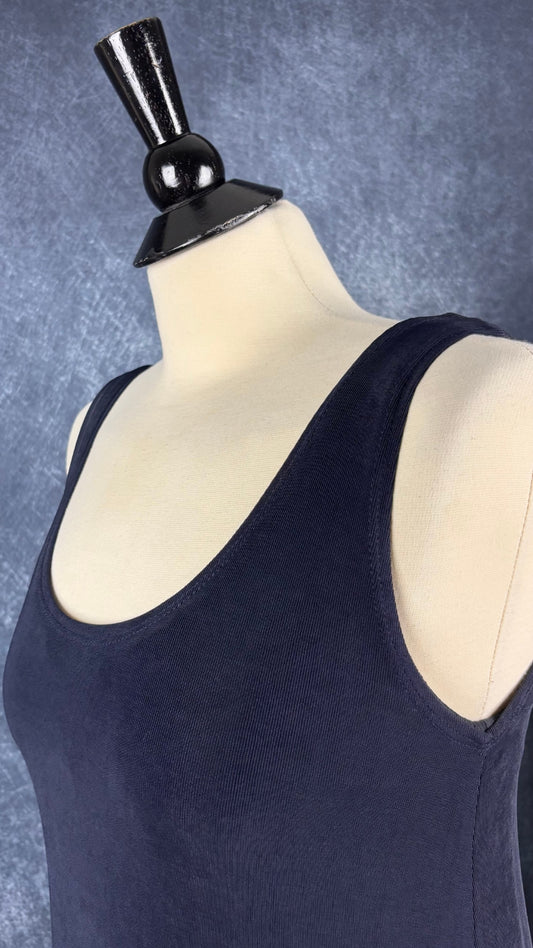 Robe de plage marine très foncé Lili Les Bains, taille 8 (s/m). Vue de l'encolure.