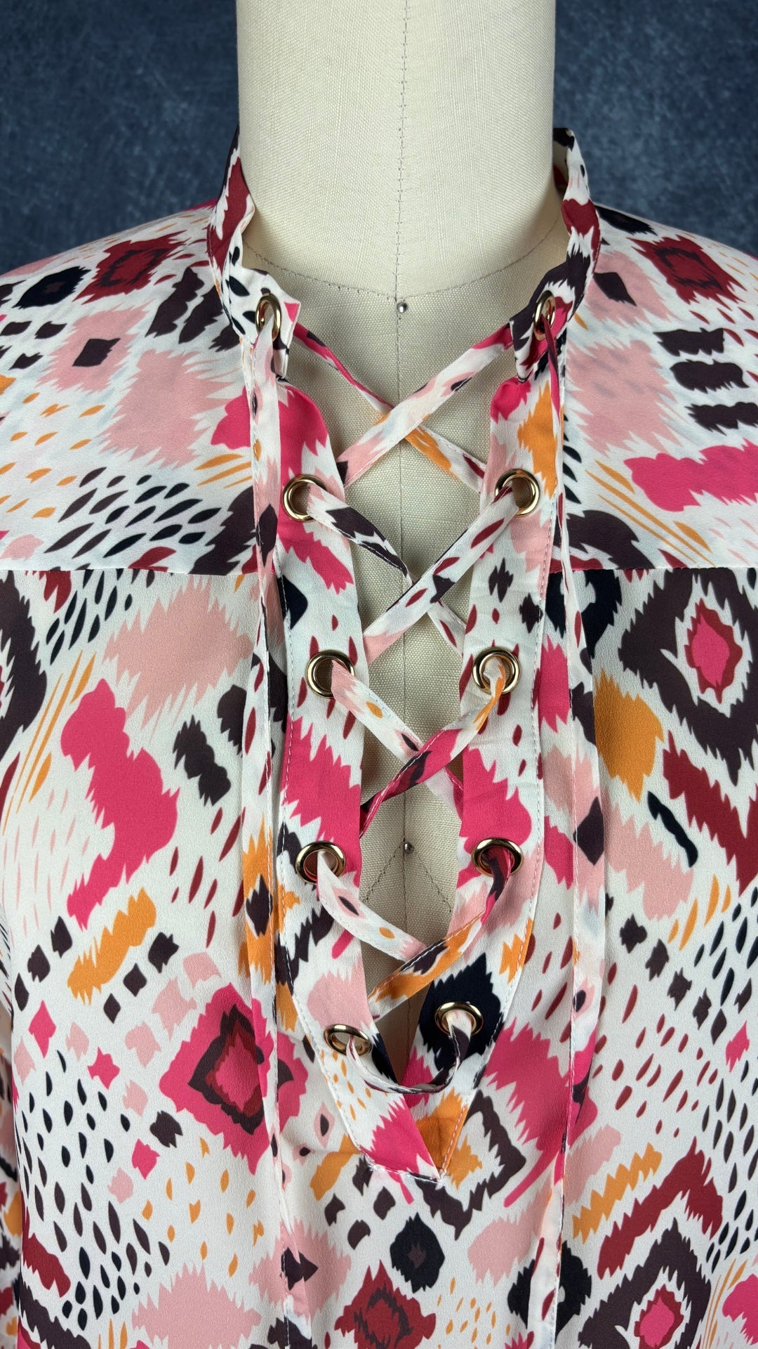 Robe de plage à jolis motifs colorés Joelle, taille small. Vue de près de l'encolure, de face.