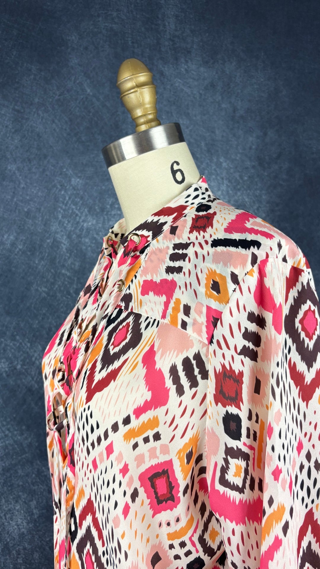Robe de plage à jolis motifs colorés Joelle, taille small. Vue de l'encolure.