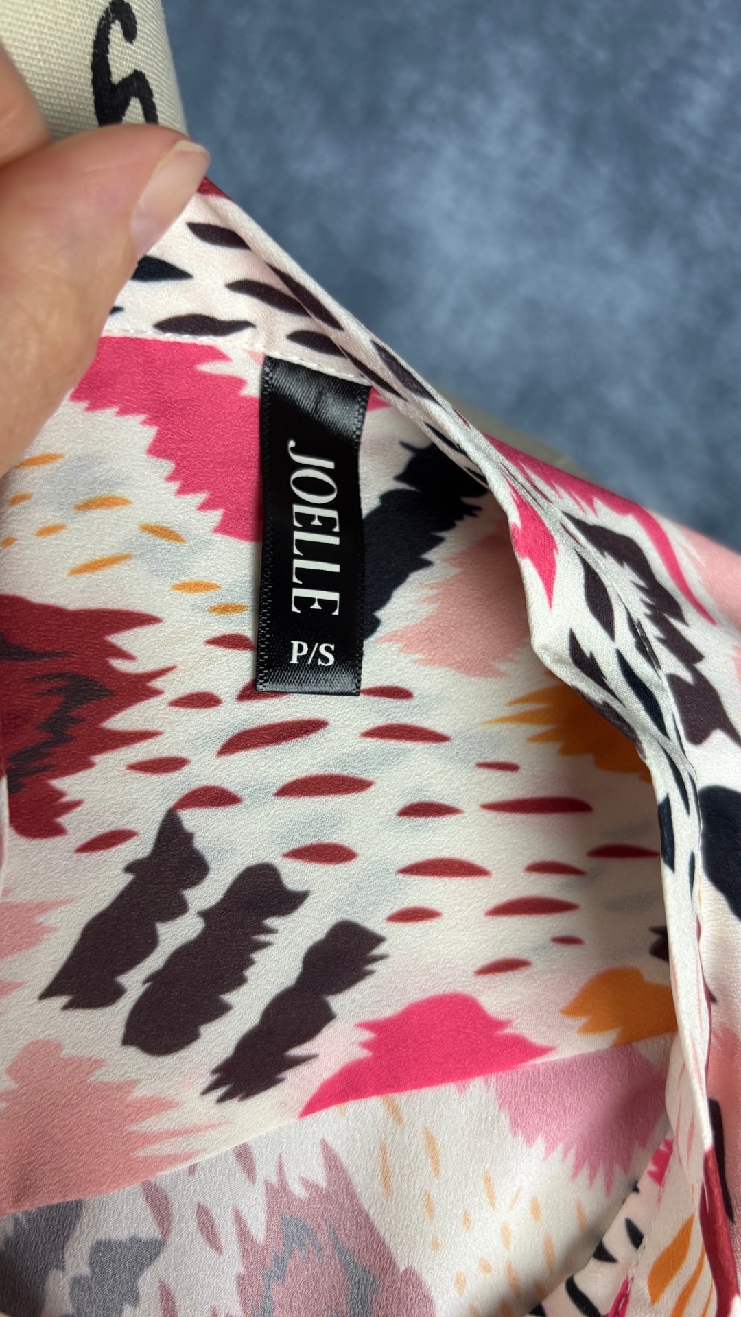 Robe de plage à jolis motifs colorés Joelle, taille small. Vue de l'étiquette.