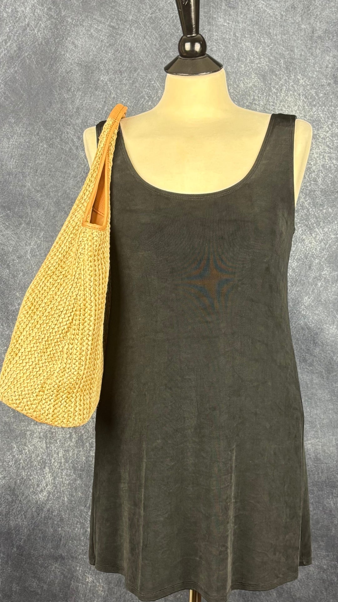 Robe de plage noire courte Lili Les Bains, taille 10 (medium). Vue de l'agencement avec un sac de plage en paille.