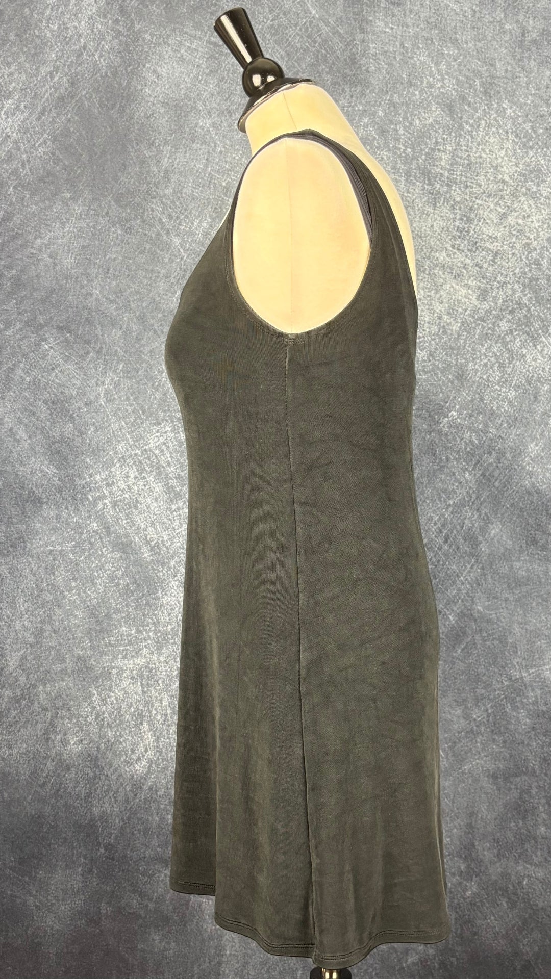 Robe de plage noire courte Lili Les Bains, taille 10 (medium). Vue de côté.