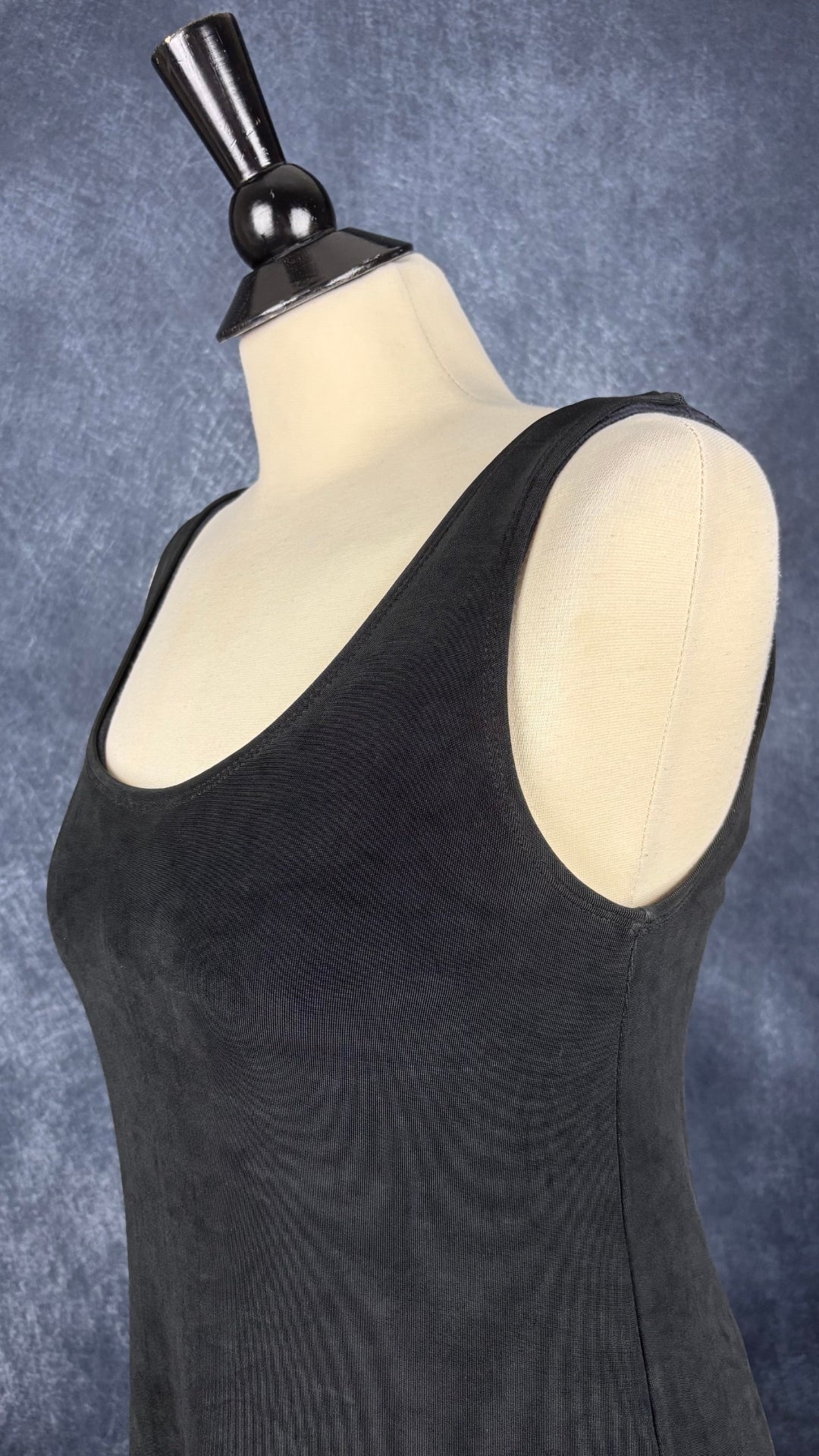 Robe de plage noire courte Lili Les Bains, taille 10 (medium). Vue de l'encolure.