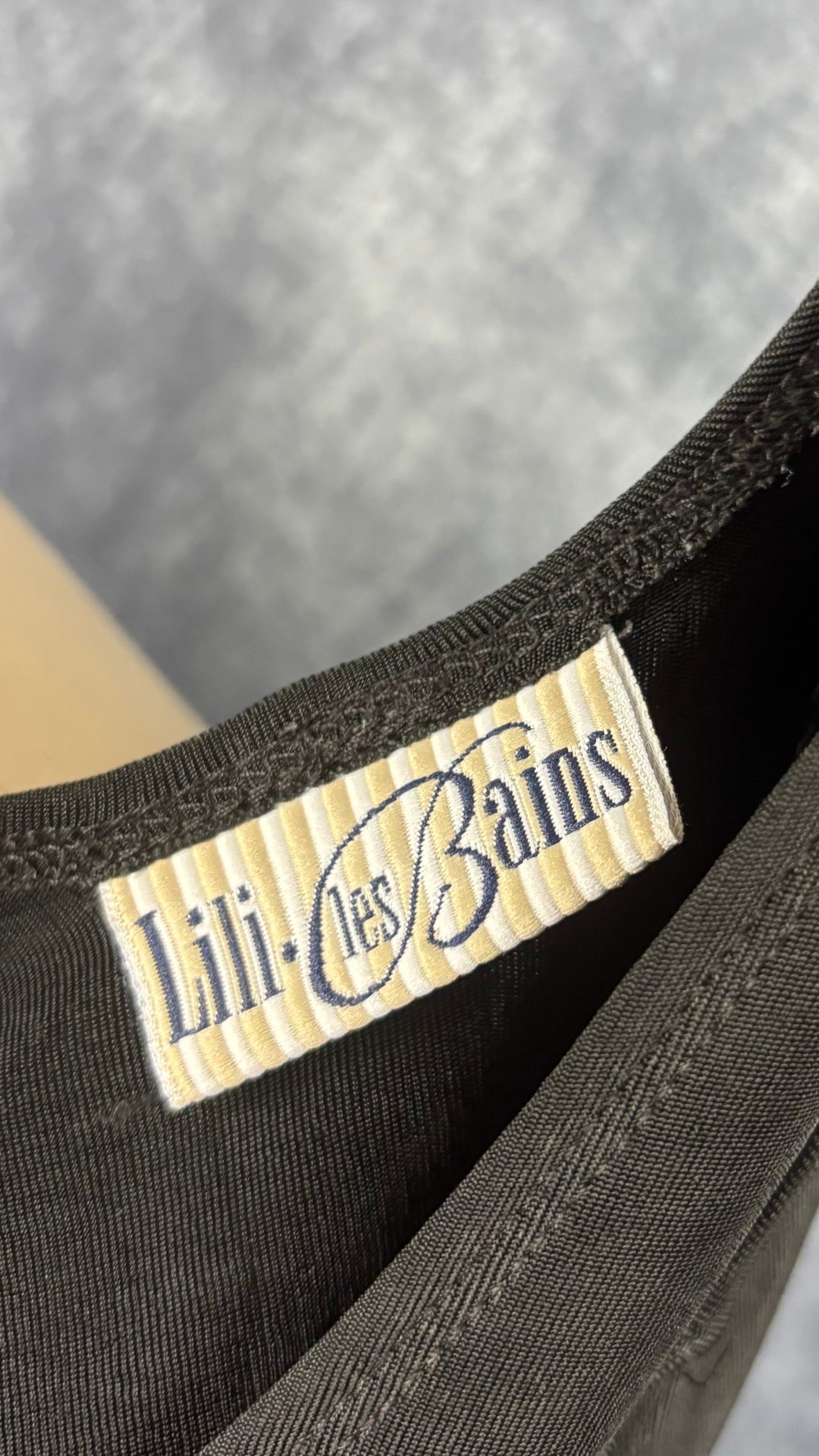 Robe de plage noire courte Lili Les Bains, taille 10 (medium). Vue de l'étiquette.