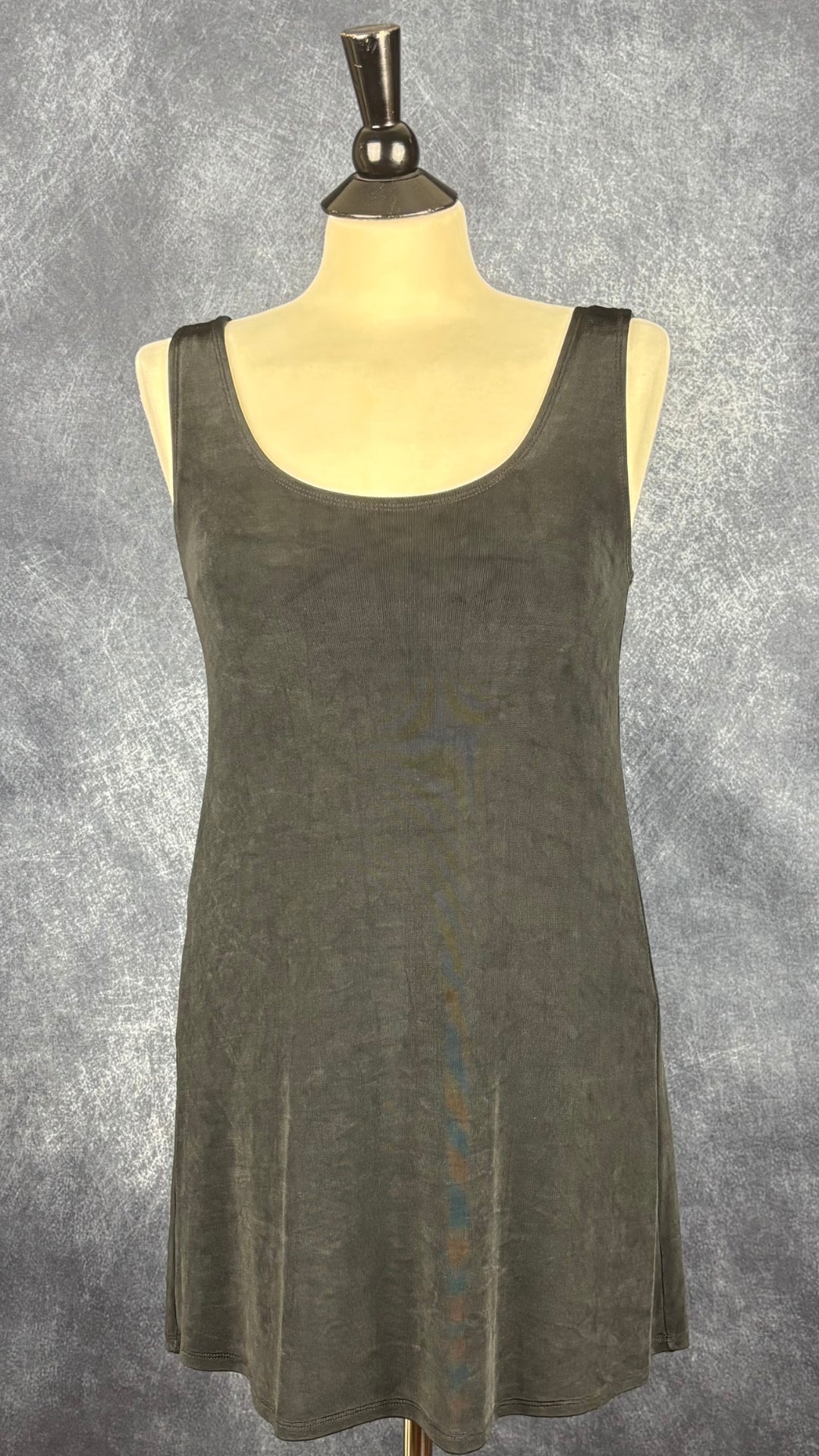 Robe de plage noire courte Lili Les Bains, taille 10 (medium). Vue de face.