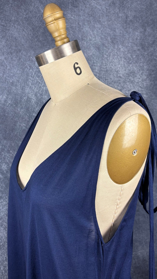 Robe de plage en fin coton marine avec poches et bretelles ajustables Shan, taille 1 qui correspond environ entre small et large. Vue de l'encolure.