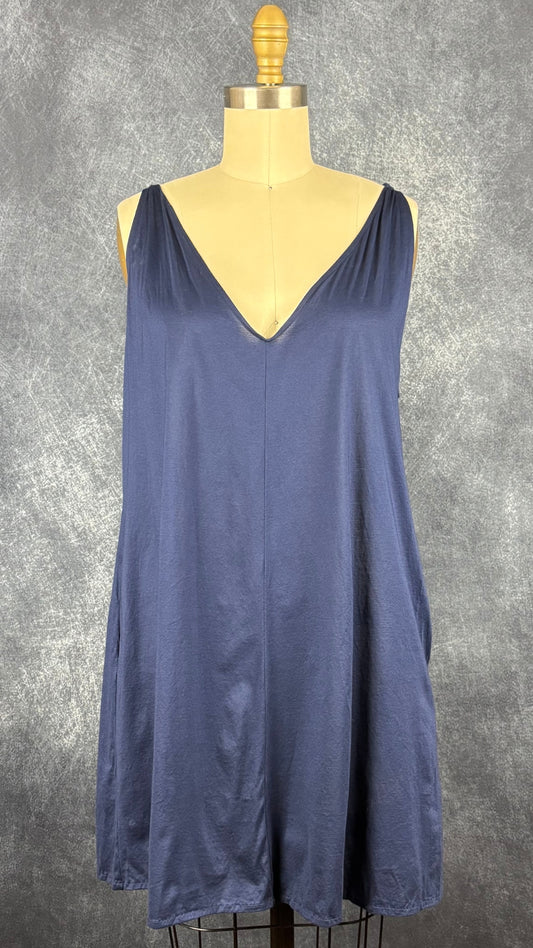 Robe de plage en fin coton marine avec poches et bretelles ajustables Shan, taille 1 qui correspond environ entre small et large. Vue de face.