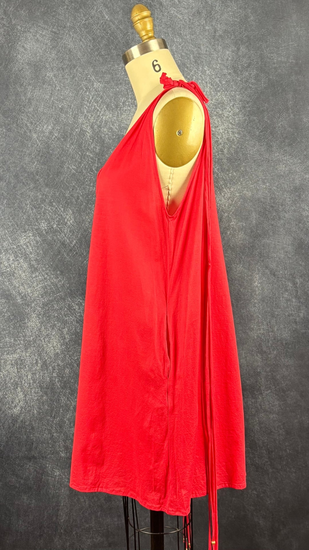Robe de plage en coton avec poches rouge corail Shan, taille 1 (entre small et large). Vue de côté.