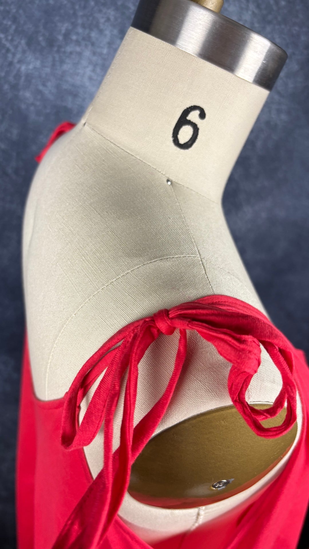 Robe de plage en coton avec poches rouge corail Shan, taille 1 (entre small et large). Vue des bretelles au-dessus de l'épaule.