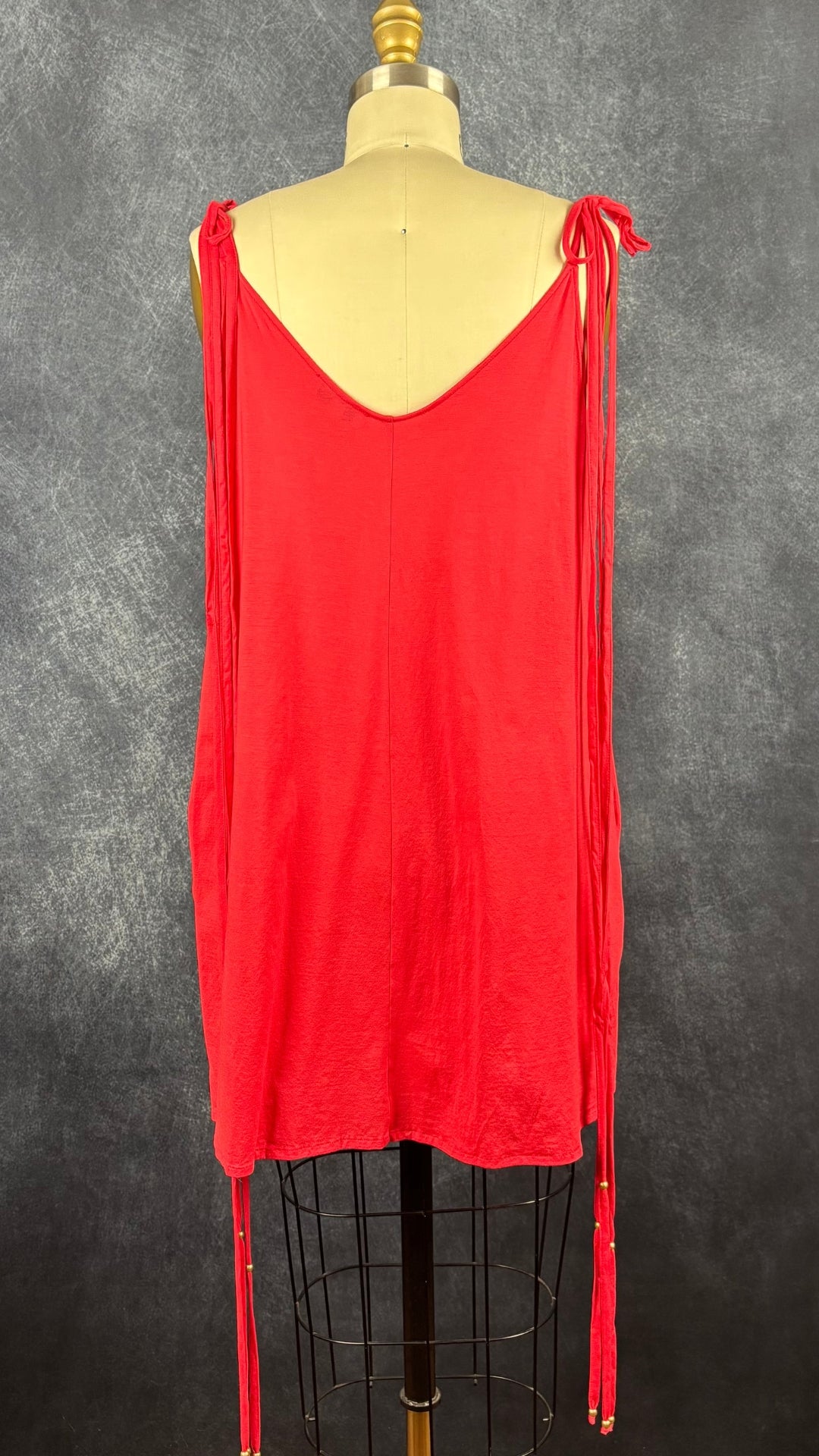Robe de plage en coton avec poches rouge corail Shan, taille 1 (entre small et large). Vue de dos.