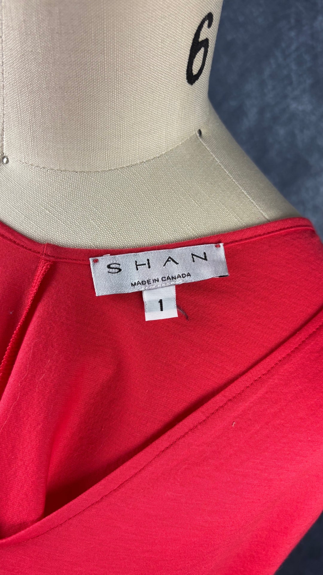 Robe de plage en coton avec poches rouge corail Shan, taille 1 (entre small et large). Vue de l'étiquette.