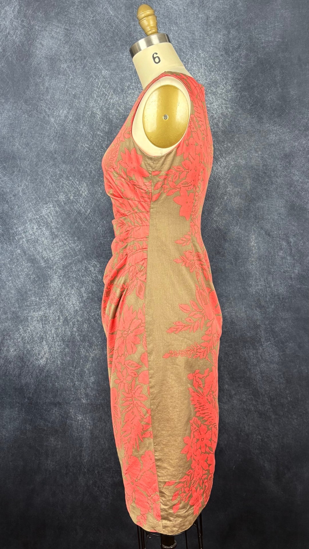 Robe plissée à la talle à jolis motifs floraux corail sur fond beige foncé Jones New York, taille 4. Vue de côté.