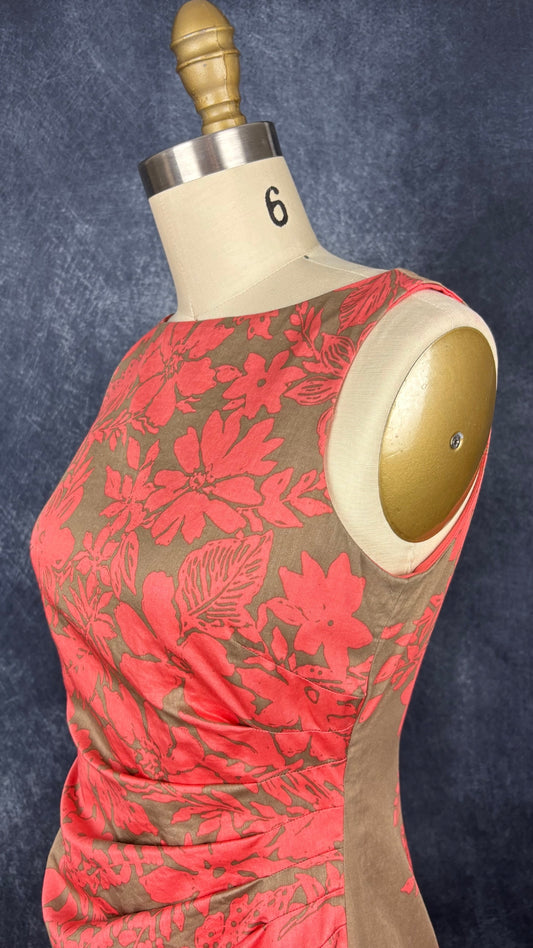 Robe plissée à la talle à jolis motifs floraux corail sur fond beige foncé Jones New York, taille 4. Vue de l'encolure.