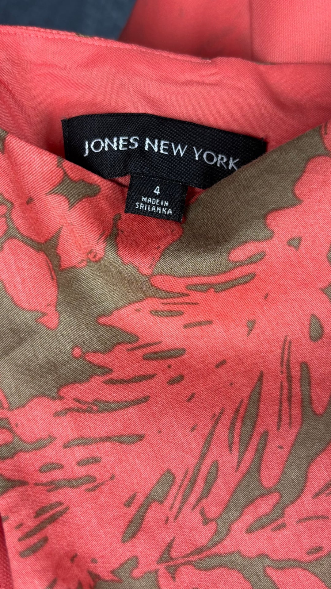 Robe plissée à la talle à jolis motifs floraux corail sur fond beige foncé Jones New York, taille 4. Vue de l'étiquette.