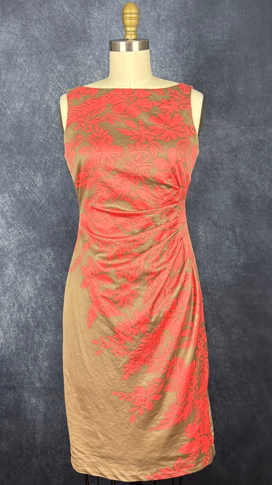 Robe plissée à la talle à jolis motifs floraux corail sur fond beige foncé Jones New York, taille 4. Vue de face.