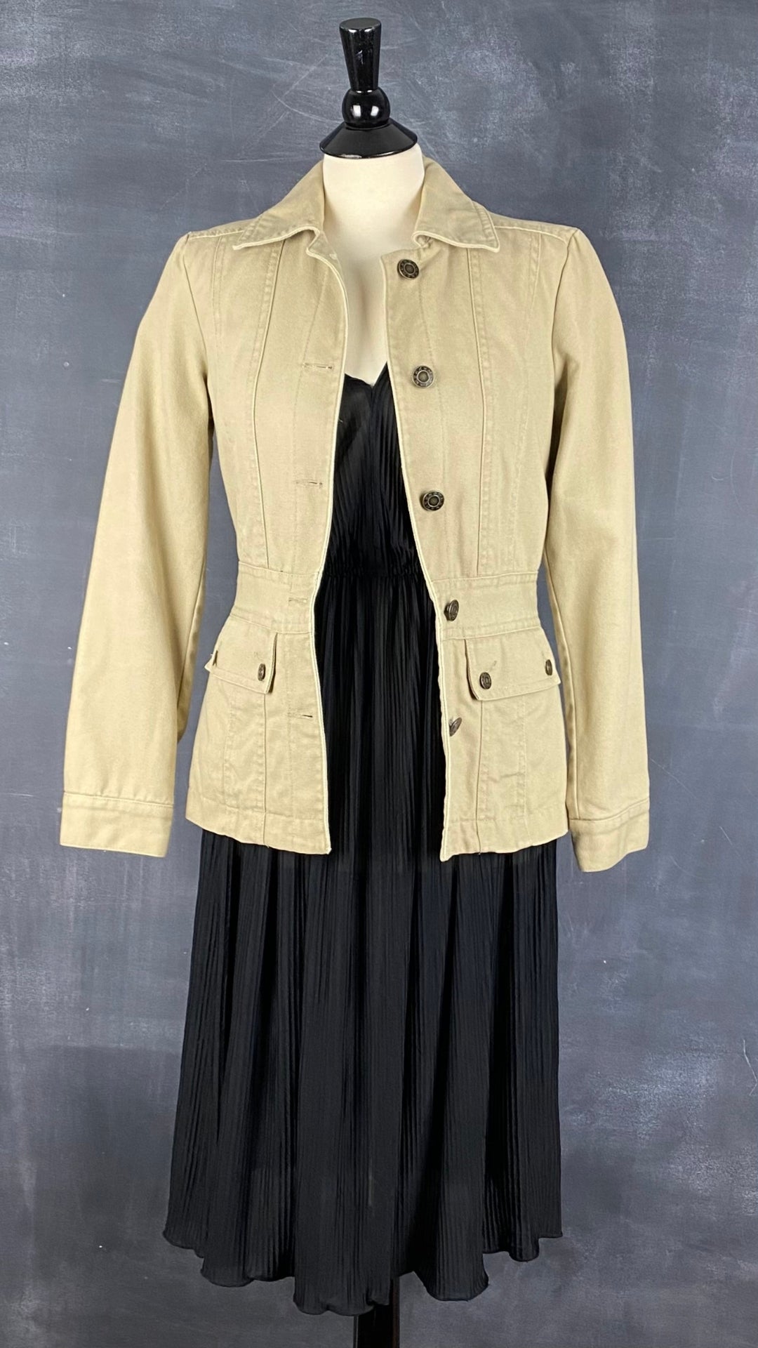 Robe plissée noire vintage, taille xs/s. Vue de l'agencement avec la veste en toile Mexx.
