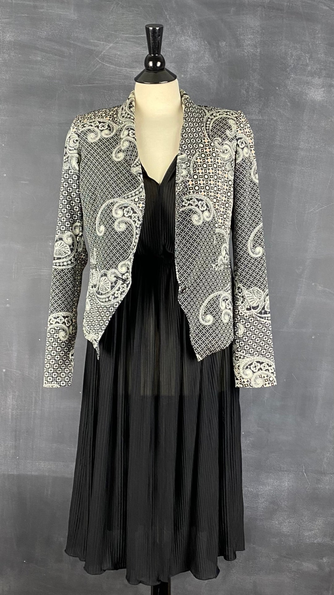 Robe plissée noire vintage, taille xs/s. Vue de l'agencement avec la veste chic à motifs Tristan.
