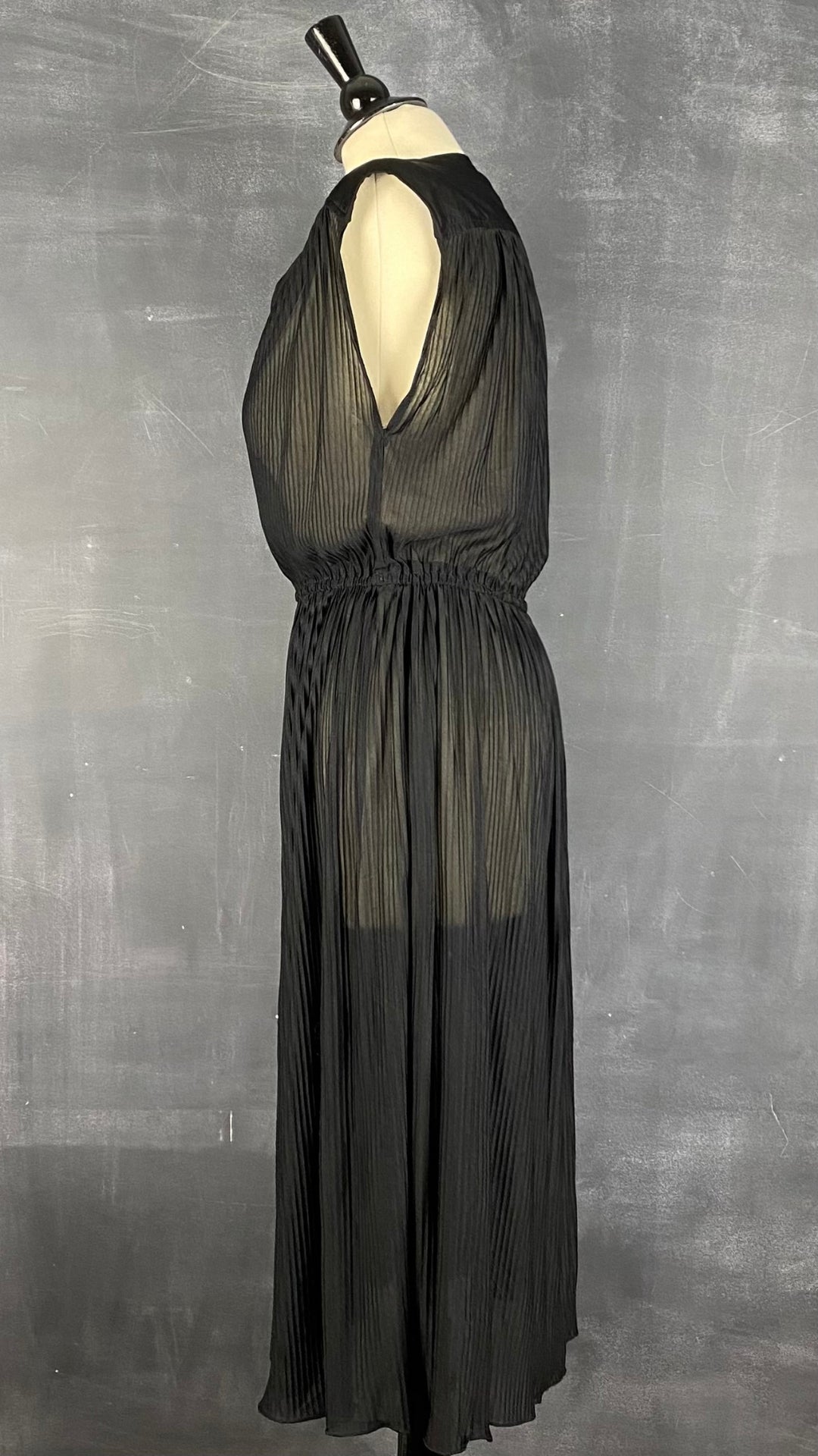 Robe plissée noire vintage, taille xs/s. Vue de côté.