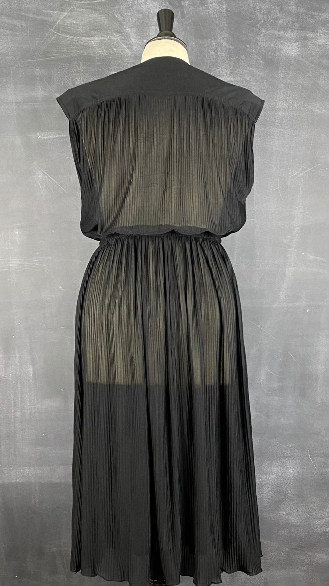 Robe plissée noire vintage, taille xs/s. Vue de dos.
