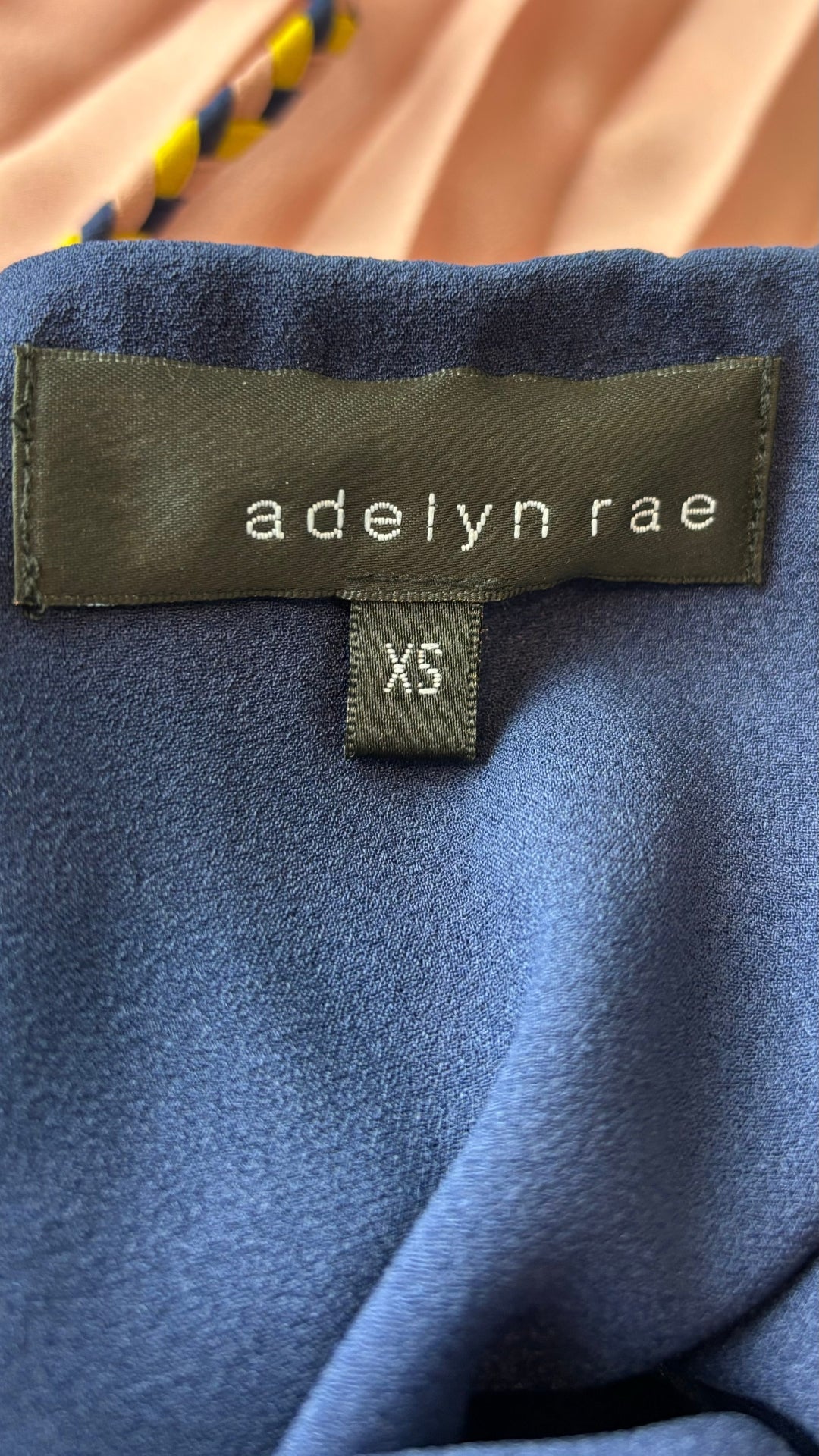 Robe plissée tricolore Adelyn Rae, taille xs. Vue de l'étiquette de marque et taille.
