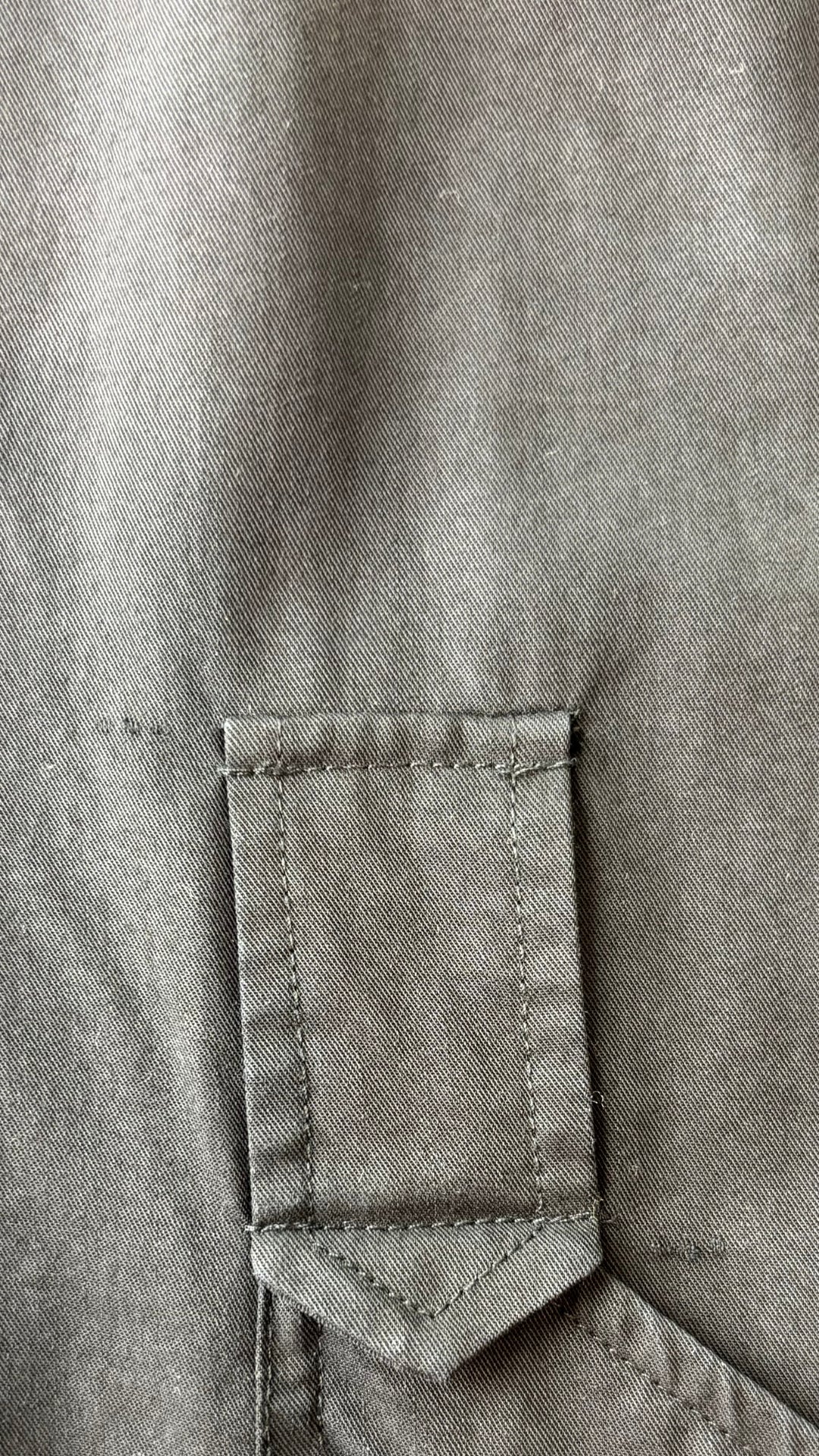 Robe à poches épaules décorées en Tencel Contemporaine, taille xl. Vue de petites imperfections près de la ganses de ceinture.