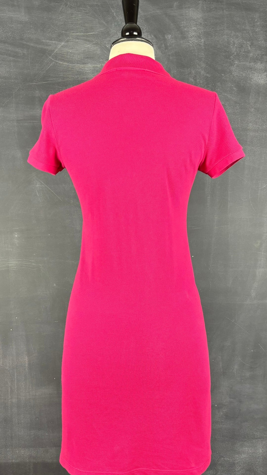 Robe polo piqué fuchsia Lacoste, taille 34 (xs). Vue de dos.