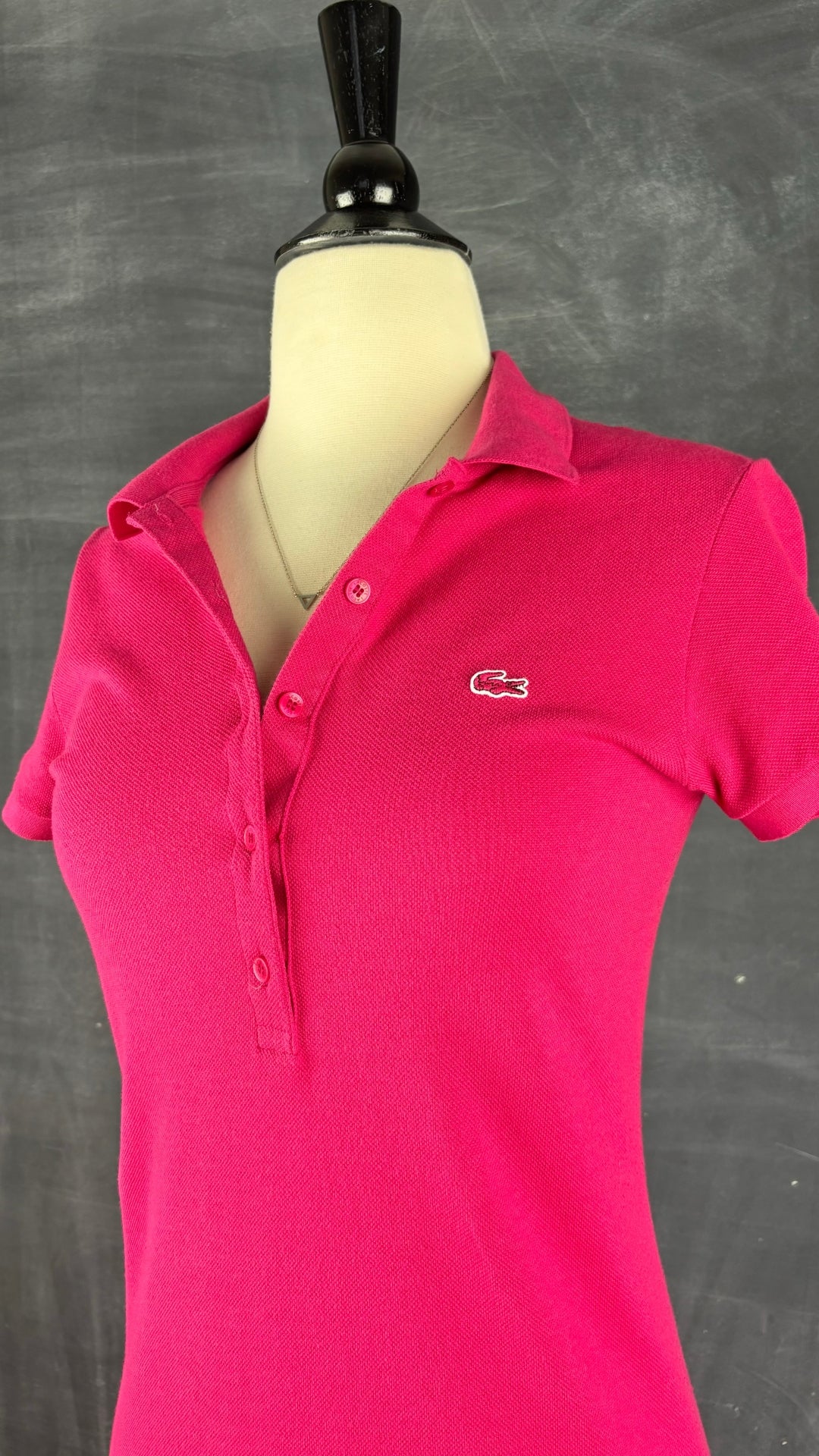 Robe polo piqué fuchsia Lacoste, taille 34 (xs). Vue de l'encolure.