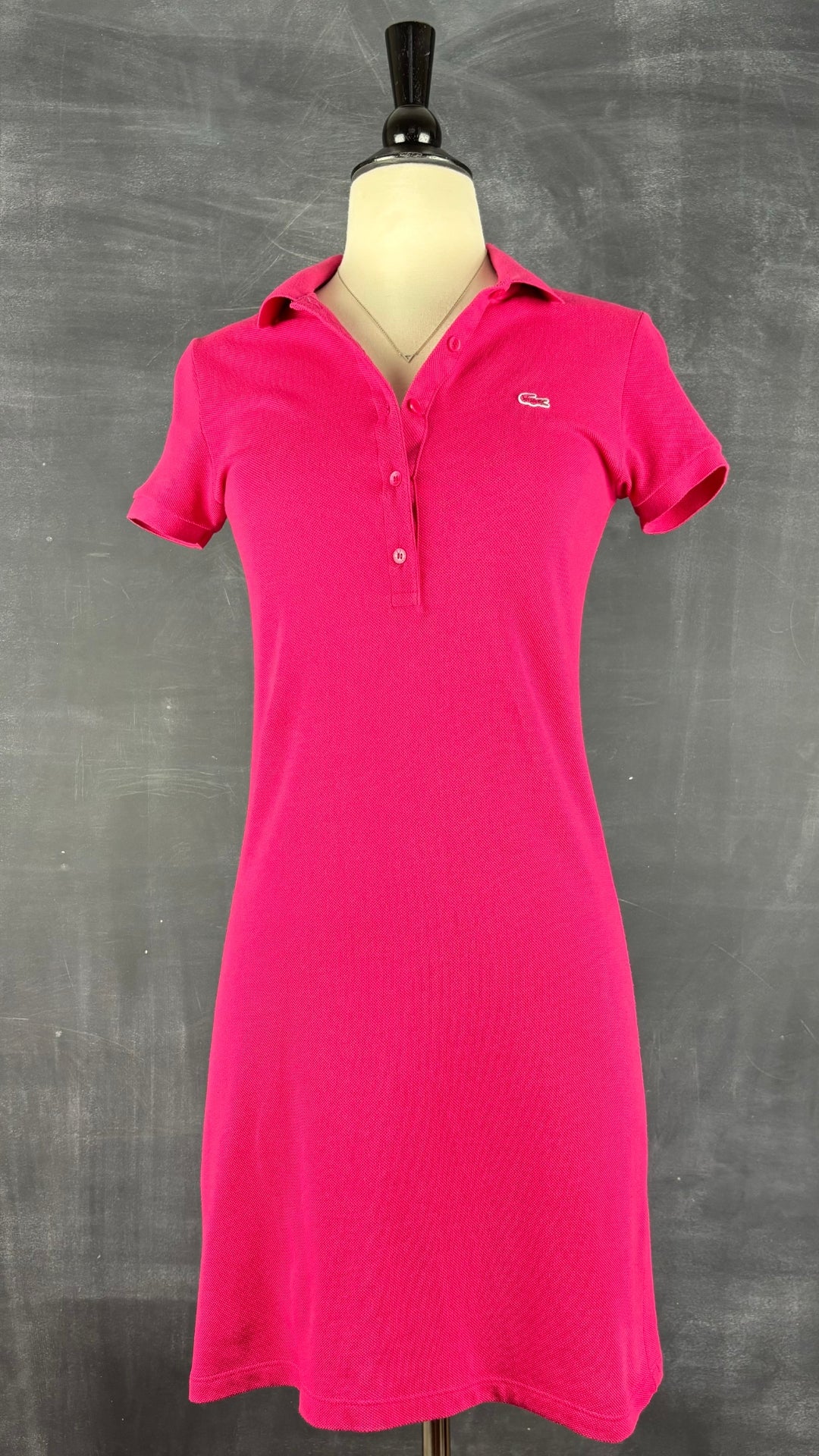 Robe polo piqué fuchsia Lacoste, taille 34 (xs). Vue de face.