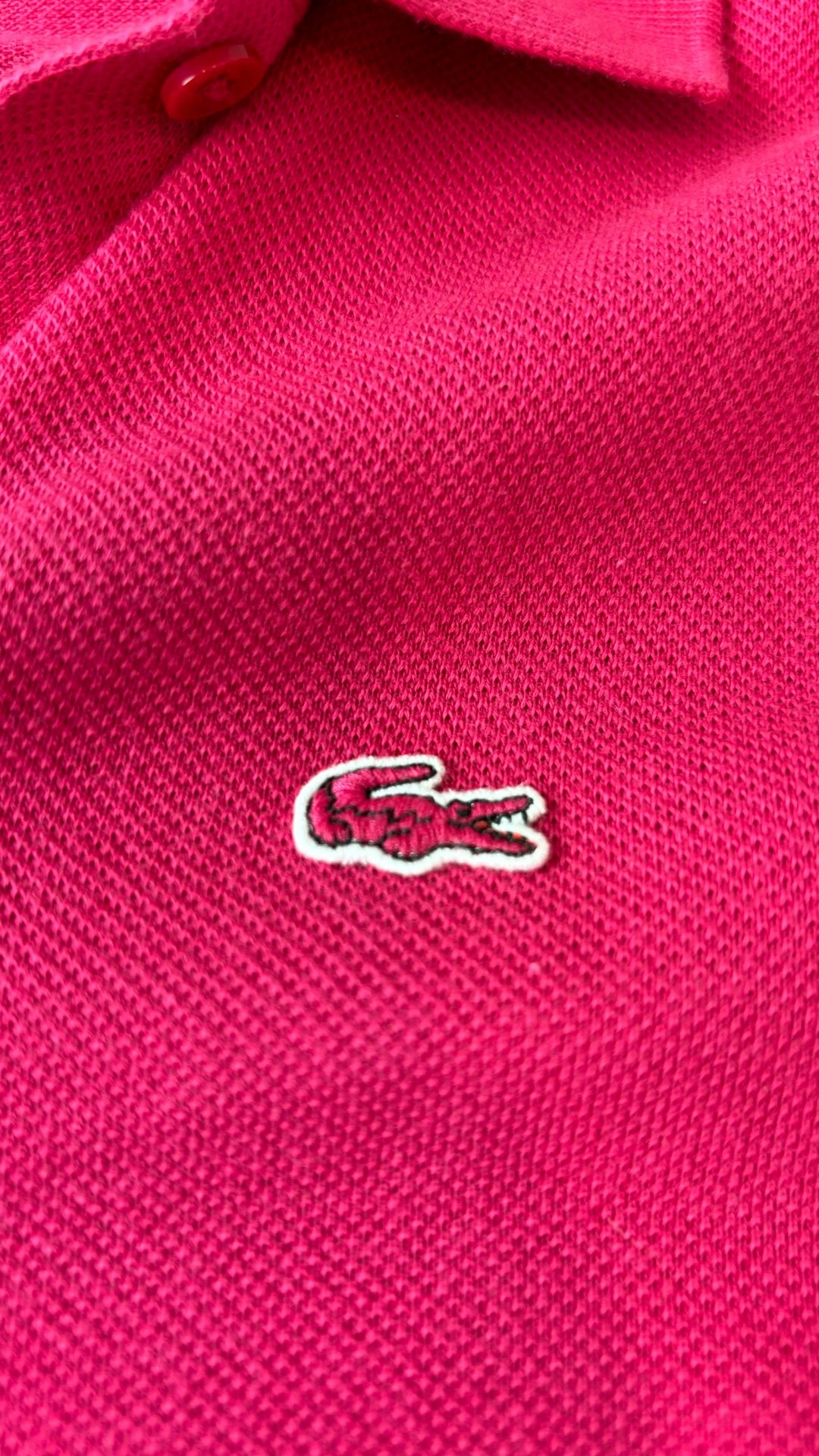 Robe polo piqué fuchsia Lacoste, taille 34 (xs). Vue de près du logo.