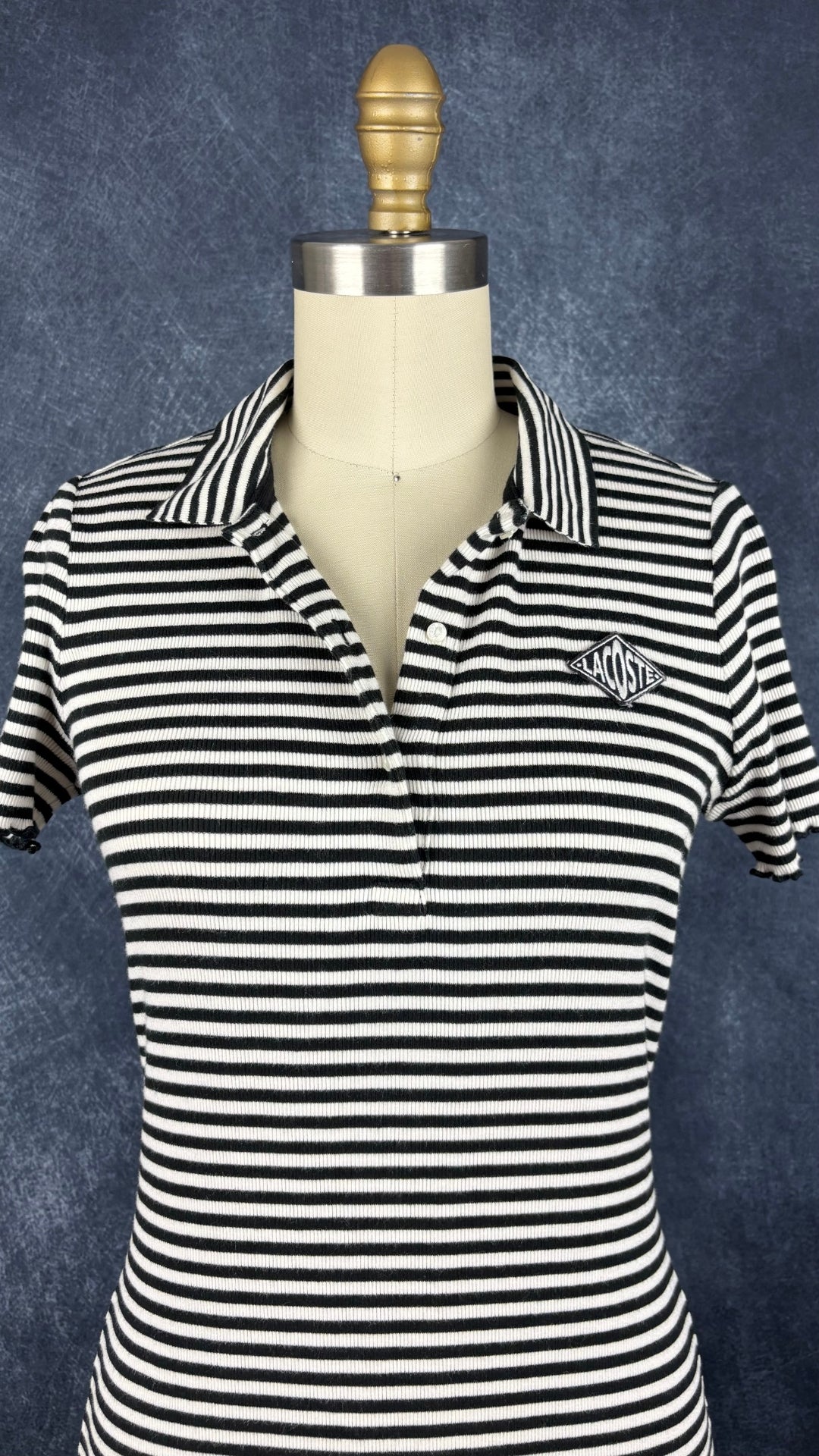 Robe polo à rayures noires et crème Lacoste Live, taille small. Vue de face, col ouvert.
