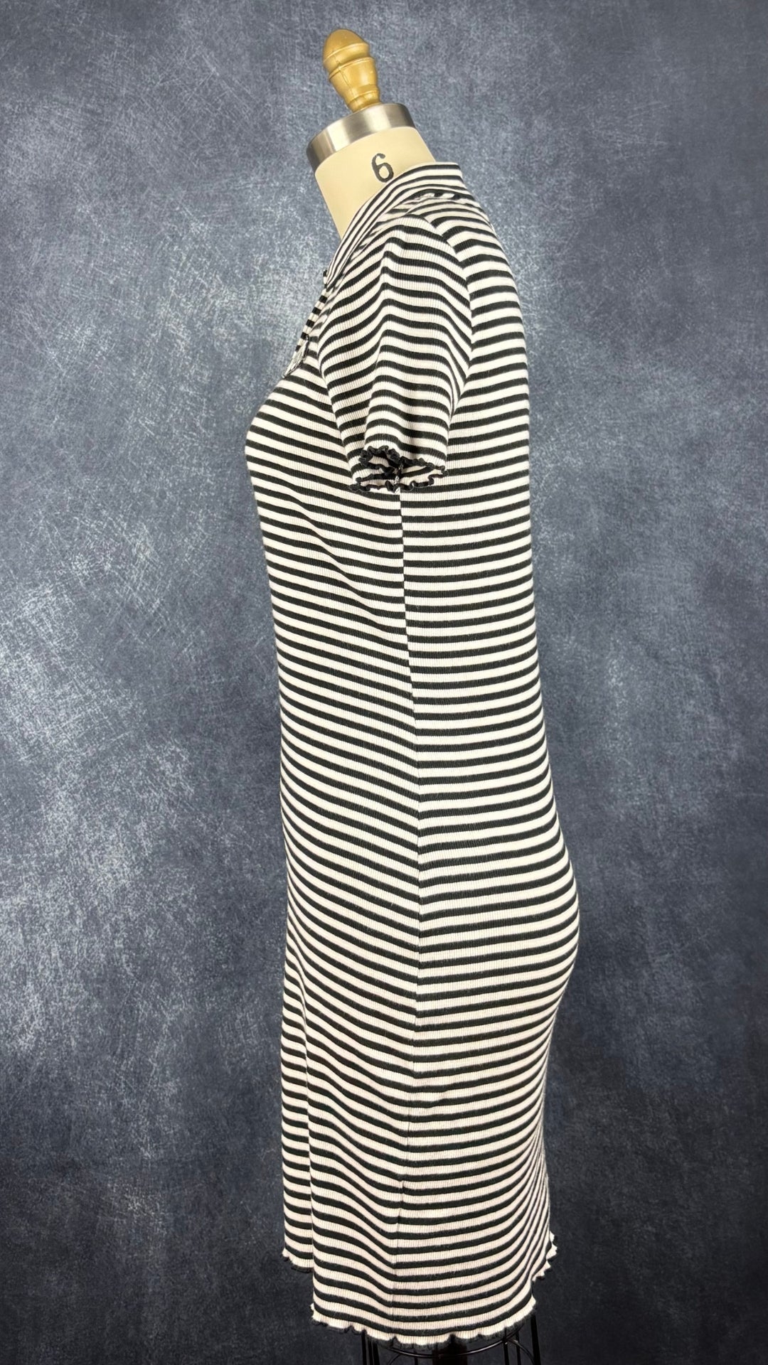 Robe polo à rayures noires et crème Lacoste Live, taille small. Vue de côté.