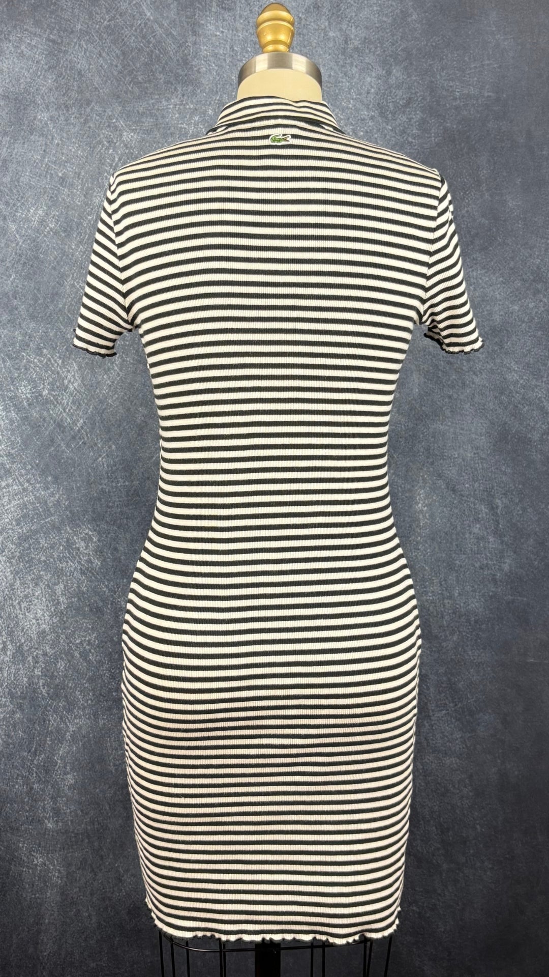 Robe polo à rayures noires et crème Lacoste Live, taille small. Vue de dos.