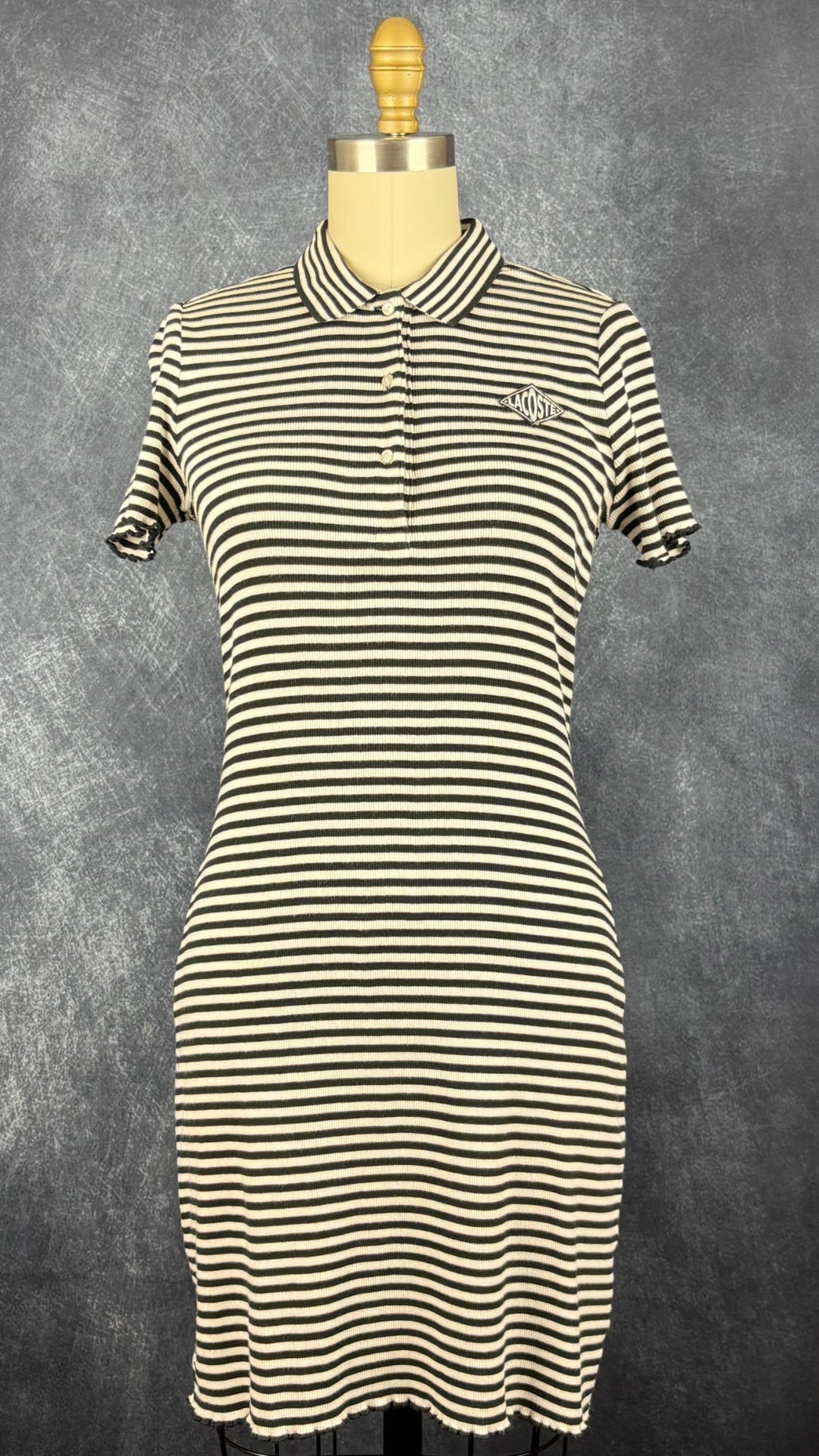 Robe polo à rayures noires et crème Lacoste Live, taille small. Vue de face.