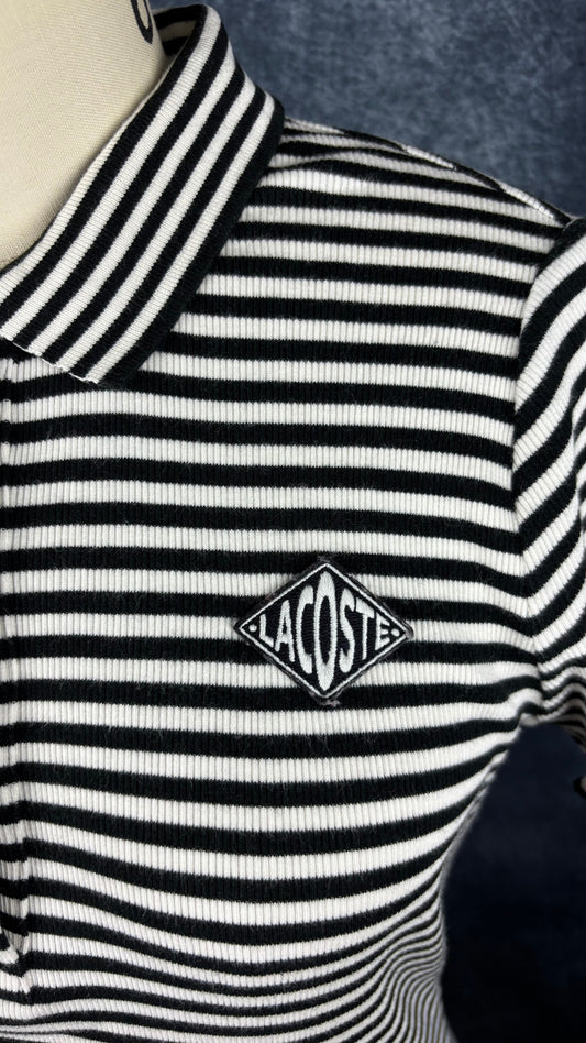 Robe polo à rayures noires et crème Lacoste Live, taille small. Vue de près du logo à la poitrine.