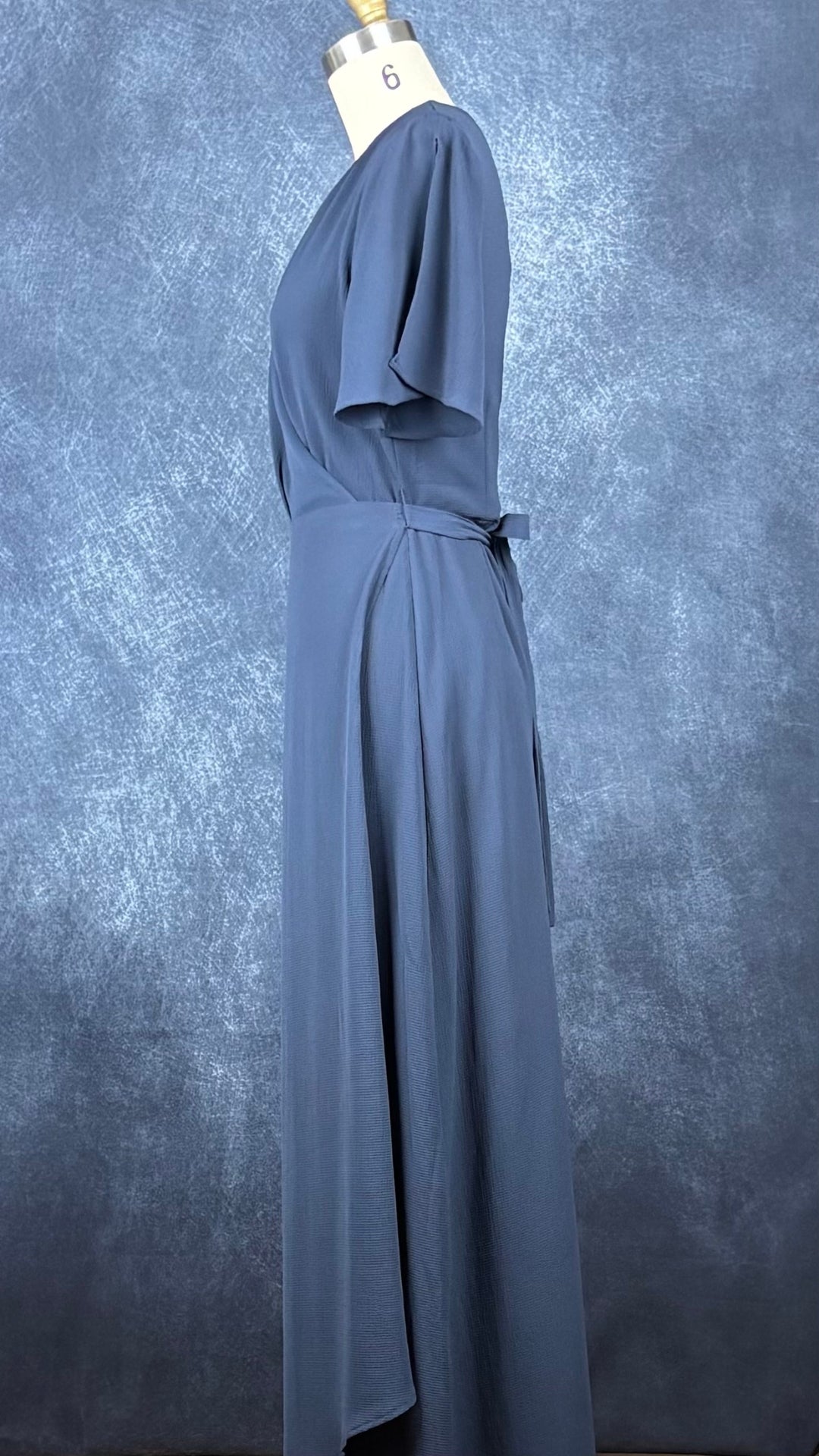 Robe longue portefeuille bleu pétrole Ichi, taille xs. Vue de côté.