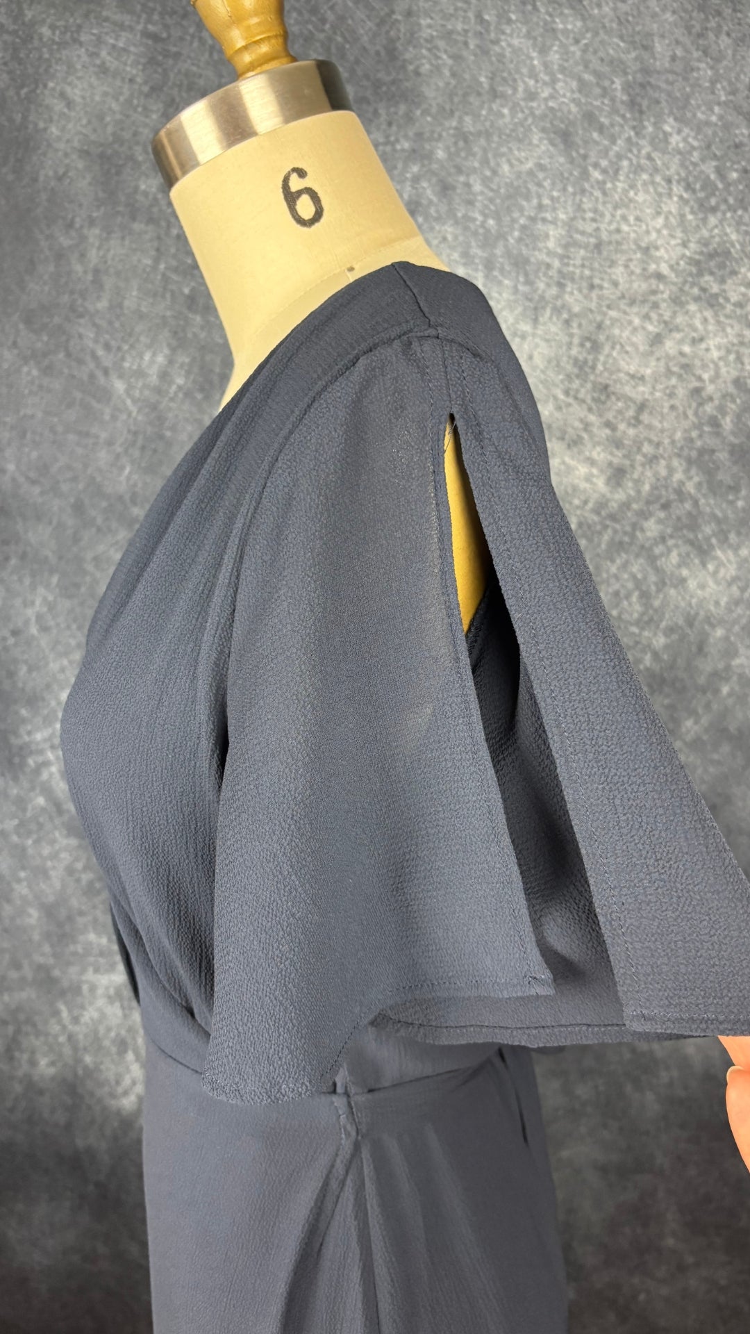 Robe longue portefeuille bleu pétrole Ichi, taille xs. Vue de près du détail de la manche.