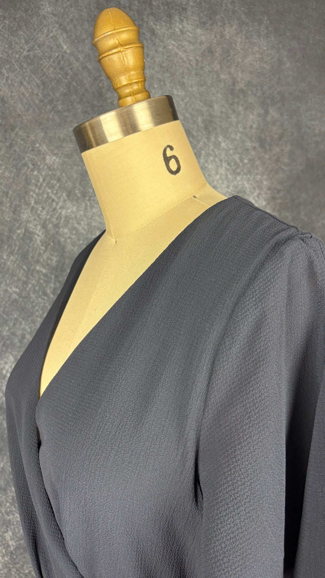 Robe longue portefeuille bleu pétrole Ichi, taille xs. Vue de l'encolure.