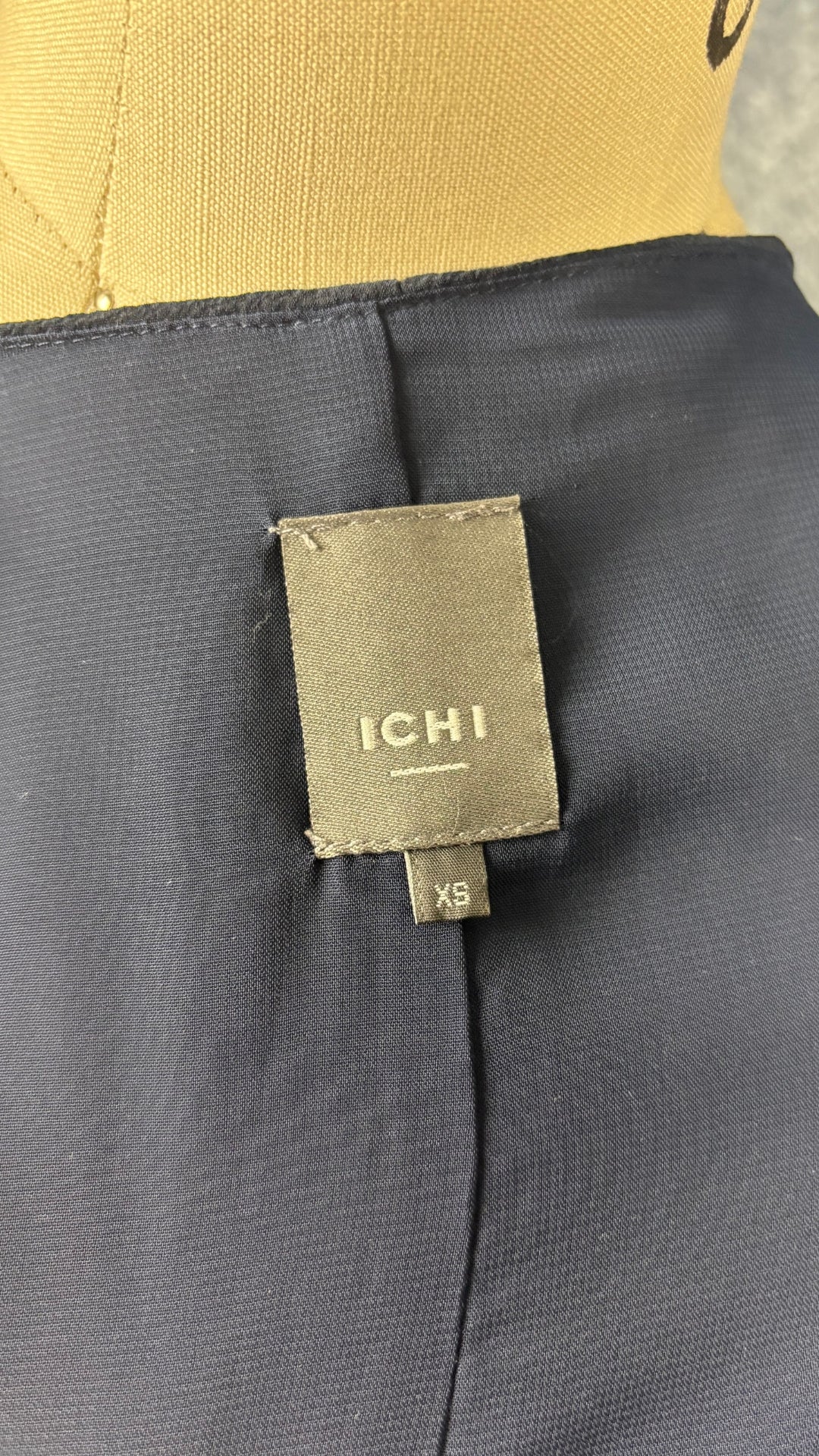 Robe longue portefeuille bleu pétrole Ichi, taille xs. Vue de l'étiquette.