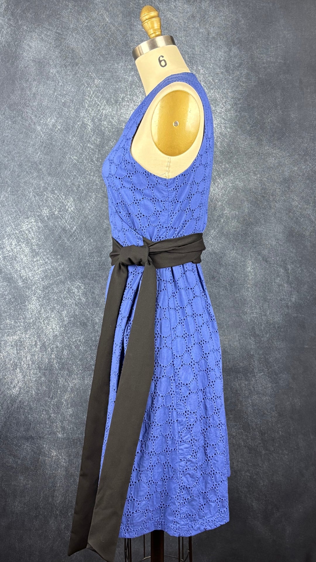 Robe portefeuille bleue en broderie anglaise Dinh Bá, taille medium qui fait plus small. Vue de côté.