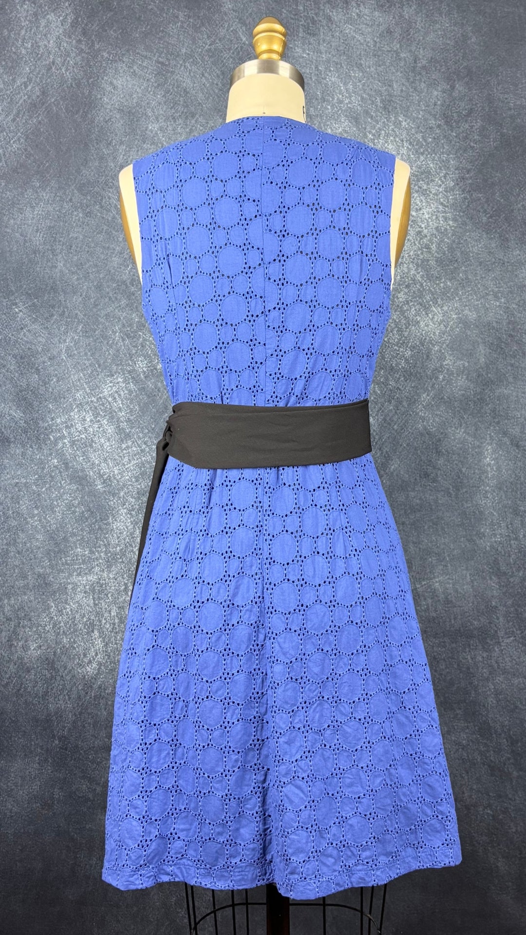 Robe portefeuille bleue en broderie anglaise Dinh Bá, taille medium qui fait plus small. Vue de dos.