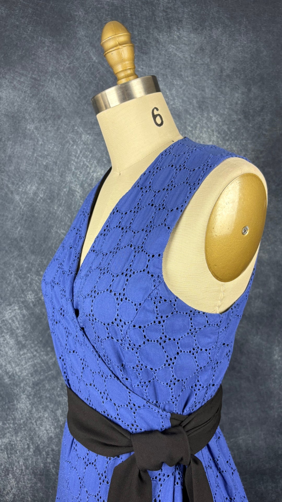 Robe portefeuille bleue en broderie anglaise Dinh Bá, taille medium qui fait plus small. Vue de l'encolure.