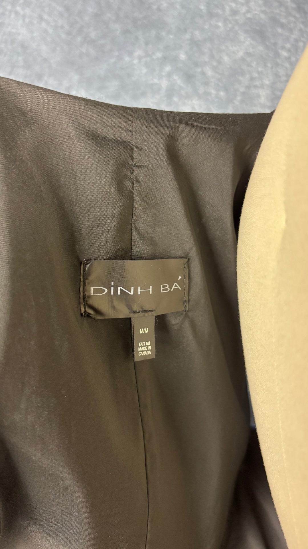 Robe portefeuille bleue en broderie anglaise Dinh Bá, taille medium qui fait plus small. Vue de l'étiquette.